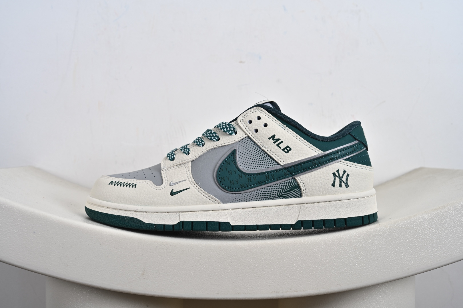 Nike SB Dunk Low “MLB联名——米灰绿小双勾” 高端定制 低帮休闲板鞋 SJ2025-001
