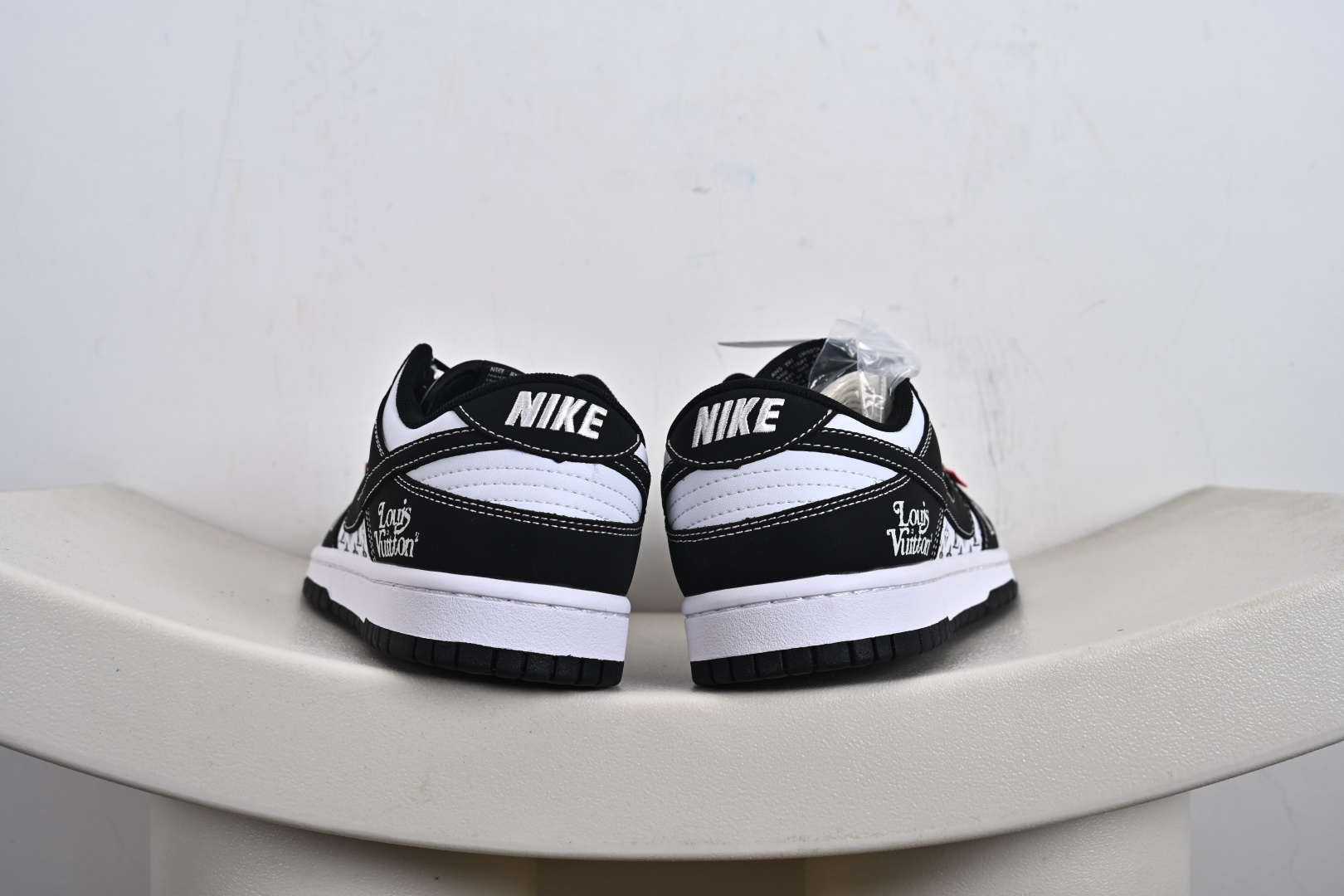 260 Nike SB Dunk Low“LV联名——红标印花” 周年高端定制 低帮休闲板鞋 CS1688-129-Chinese UA Cheap High Quatity Brand Clothes Bags handbags Sneakers wholesale wholesaler seller from China Factory suppliers Fashion Clothing Shoes best Quality Beautiful Price 260 Nike SB Dunk Low“LV联名——红标印花” 周年高端定制 低帮休闲板鞋 CS1688-129