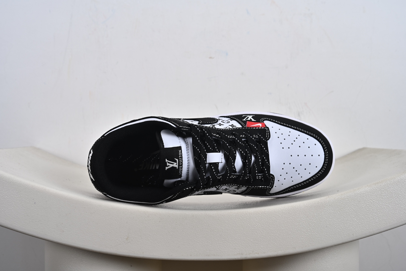 260 Nike SB Dunk Low“LV联名——红标印花” 周年高端定制 低帮休闲板鞋 CS1688-129-Chinese UA Cheap High Quatity Brand Clothes Bags handbags Sneakers wholesale wholesaler seller from China Factory suppliers Fashion Clothing Shoes best Quality Beautiful Price 260 Nike SB Dunk Low“LV联名——红标印花” 周年高端定制 低帮休闲板鞋 CS1688-129