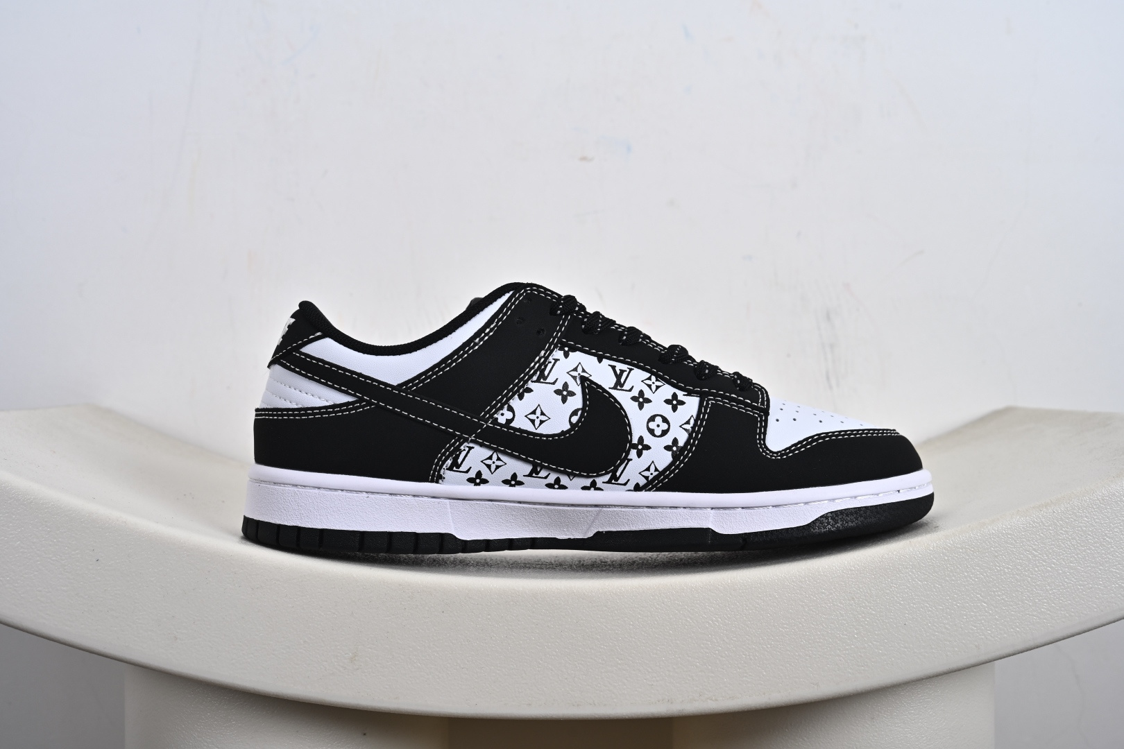 260 Nike SB Dunk Low“LV联名——红标印花” 周年高端定制 低帮休闲板鞋 CS1688-129-Chinese UA Cheap High Quatity Brand Clothes Bags handbags Sneakers wholesale wholesaler seller from China Factory suppliers Fashion Clothing Shoes best Quality Beautiful Price 260 Nike SB Dunk Low“LV联名——红标印花” 周年高端定制 低帮休闲板鞋 CS1688-129