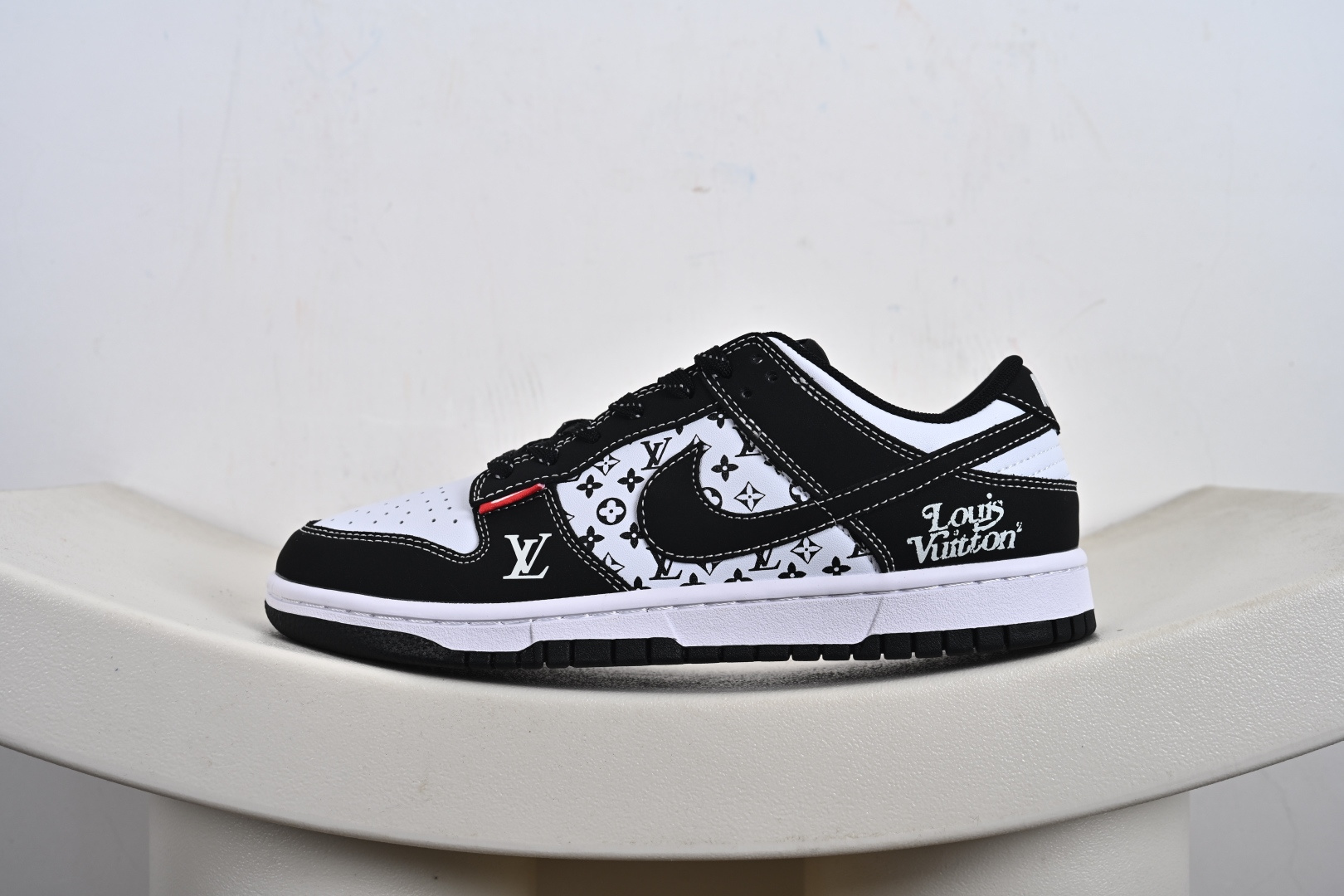 260 Nike SB Dunk Low“LV联名——红标印花” 周年高端定制 低帮休闲板鞋 CS1688-129-Chinese UA Cheap High Quatity Brand Clothes Bags handbags Sneakers wholesale wholesaler seller from China Factory suppliers Fashion Clothing Shoes best Quality Beautiful Price 260 Nike SB Dunk Low“LV联名——红标印花” 周年高端定制 低帮休闲板鞋 CS1688-129