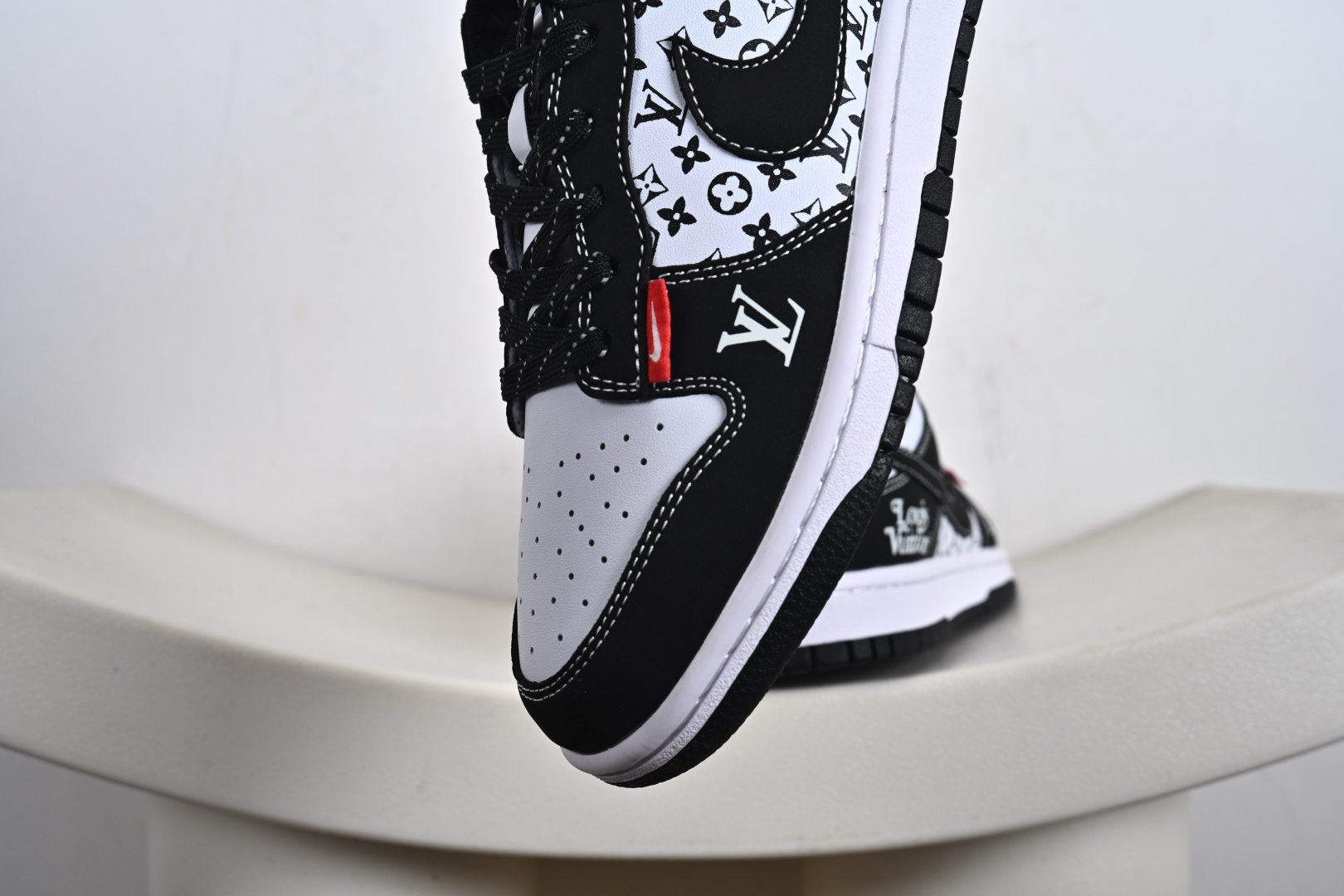 260 Nike SB Dunk Low“LV联名——红标印花” 周年高端定制 低帮休闲板鞋 CS1688-129-Chinese UA Cheap High Quatity Brand Clothes Bags handbags Sneakers wholesale wholesaler seller from China Factory suppliers Fashion Clothing Shoes best Quality Beautiful Price 260 Nike SB Dunk Low“LV联名——红标印花” 周年高端定制 低帮休闲板鞋 CS1688-129