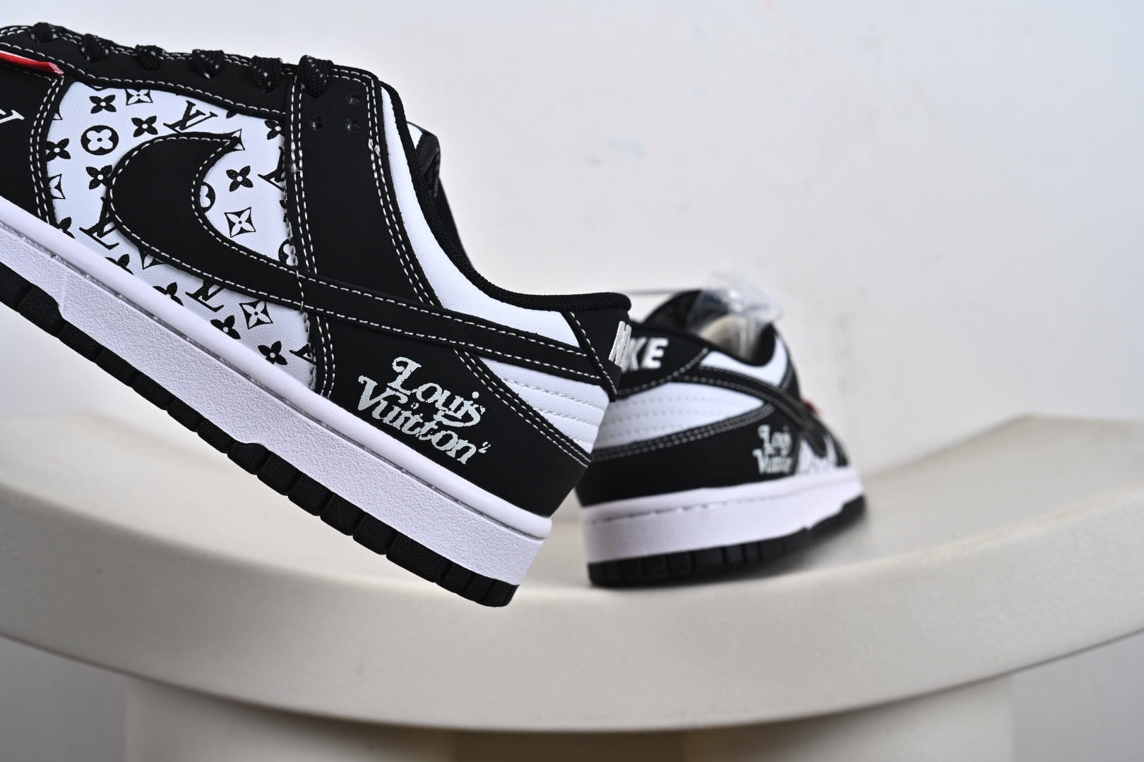 260 Nike SB Dunk Low“LV联名——红标印花” 周年高端定制 低帮休闲板鞋 CS1688-129-Chinese UA Cheap High Quatity Brand Clothes Bags handbags Sneakers wholesale wholesaler seller from China Factory suppliers Fashion Clothing Shoes best Quality Beautiful Price 260 Nike SB Dunk Low“LV联名——红标印花” 周年高端定制 低帮休闲板鞋 CS1688-129