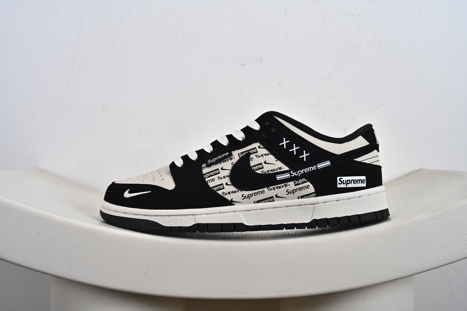 高端定制Nike SB Dunk Low “Superme联名------白黑Superme印花” 高端定制 低帮休闲板鞋 DS6608-013