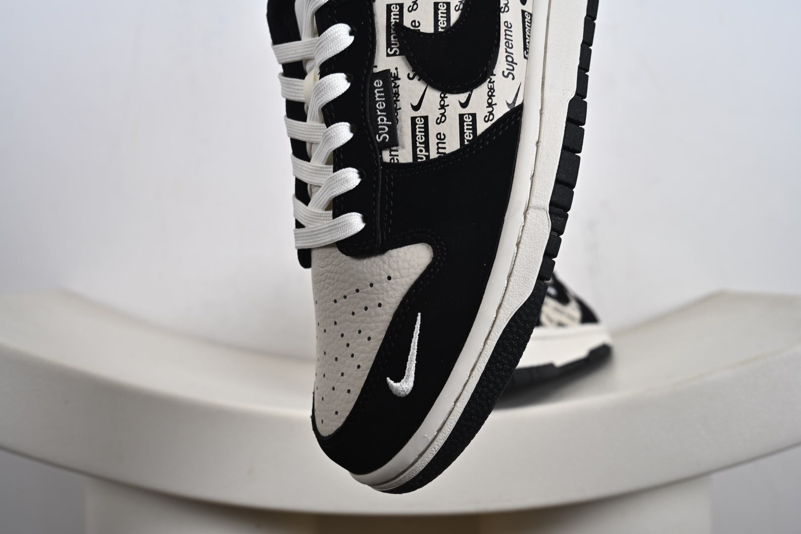 高端定制Nike SB Dunk Low “Superme联名------白黑Superme印花” 高端定制 低帮休闲板鞋 DS6608-013
