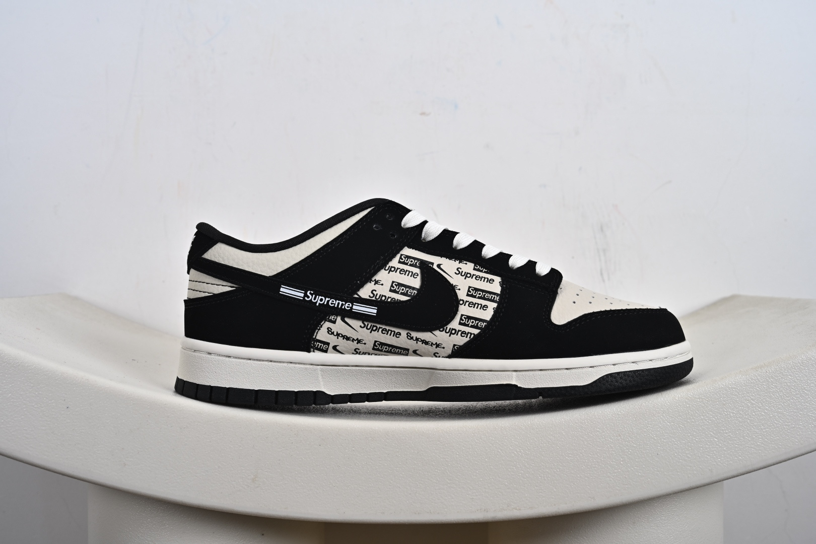 高端定制Nike SB Dunk Low “Superme联名------白黑Superme印花” 高端定制 低帮休闲板鞋 DS6608-013