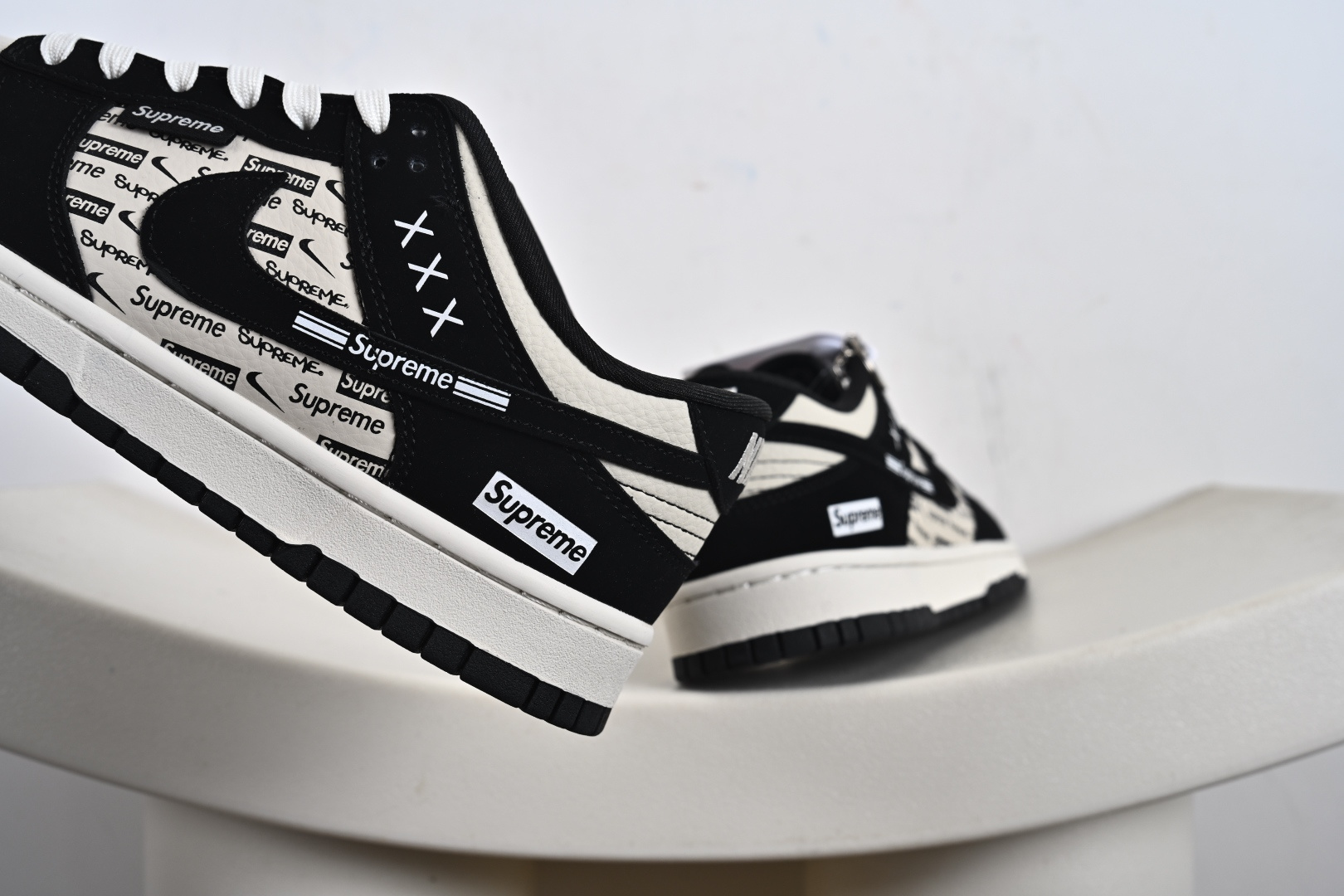 高端定制Nike SB Dunk Low “Superme联名------白黑Superme印花” 高端定制 低帮休闲板鞋 DS6608-013