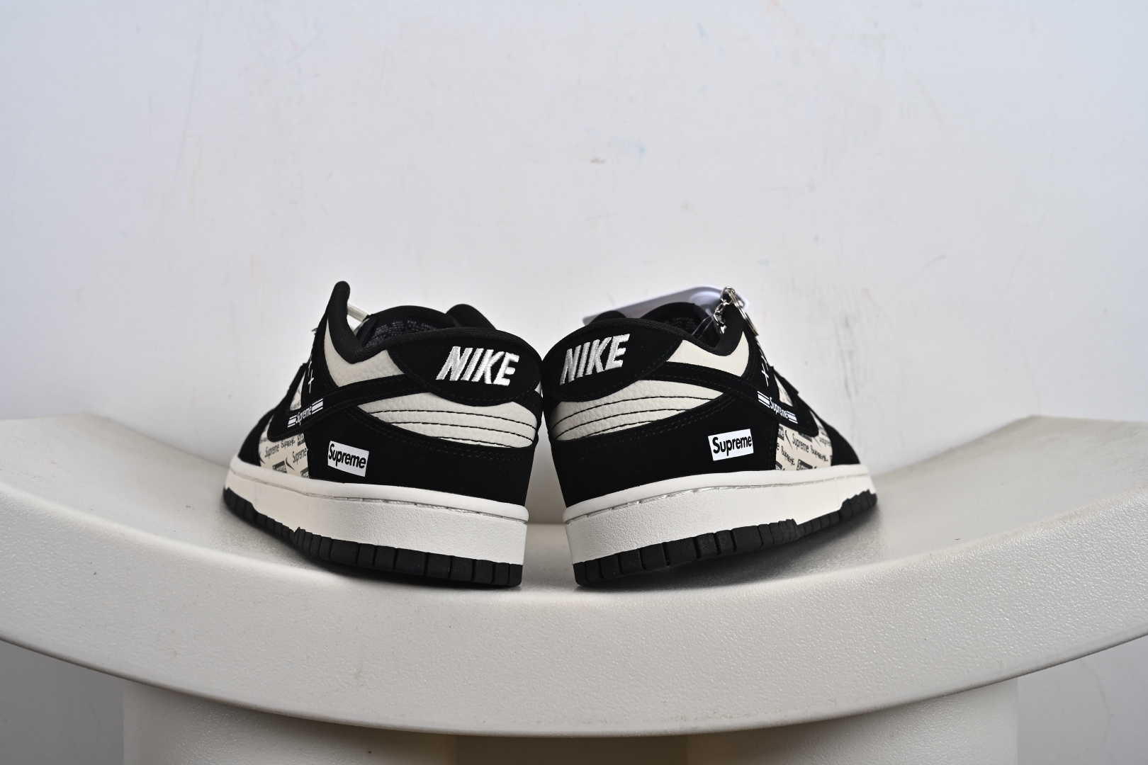 高端定制Nike SB Dunk Low “Superme联名------白黑Superme印花” 高端定制 低帮休闲板鞋 DS6608-013