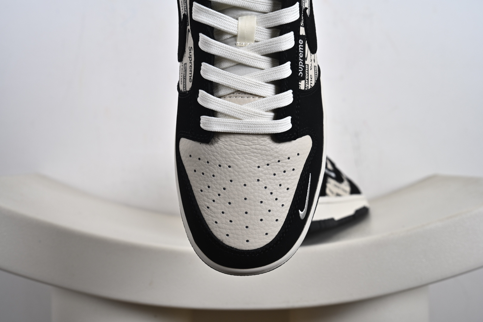 高端定制Nike SB Dunk Low “Superme联名------白黑Superme印花” 高端定制 低帮休闲板鞋 DS6608-013