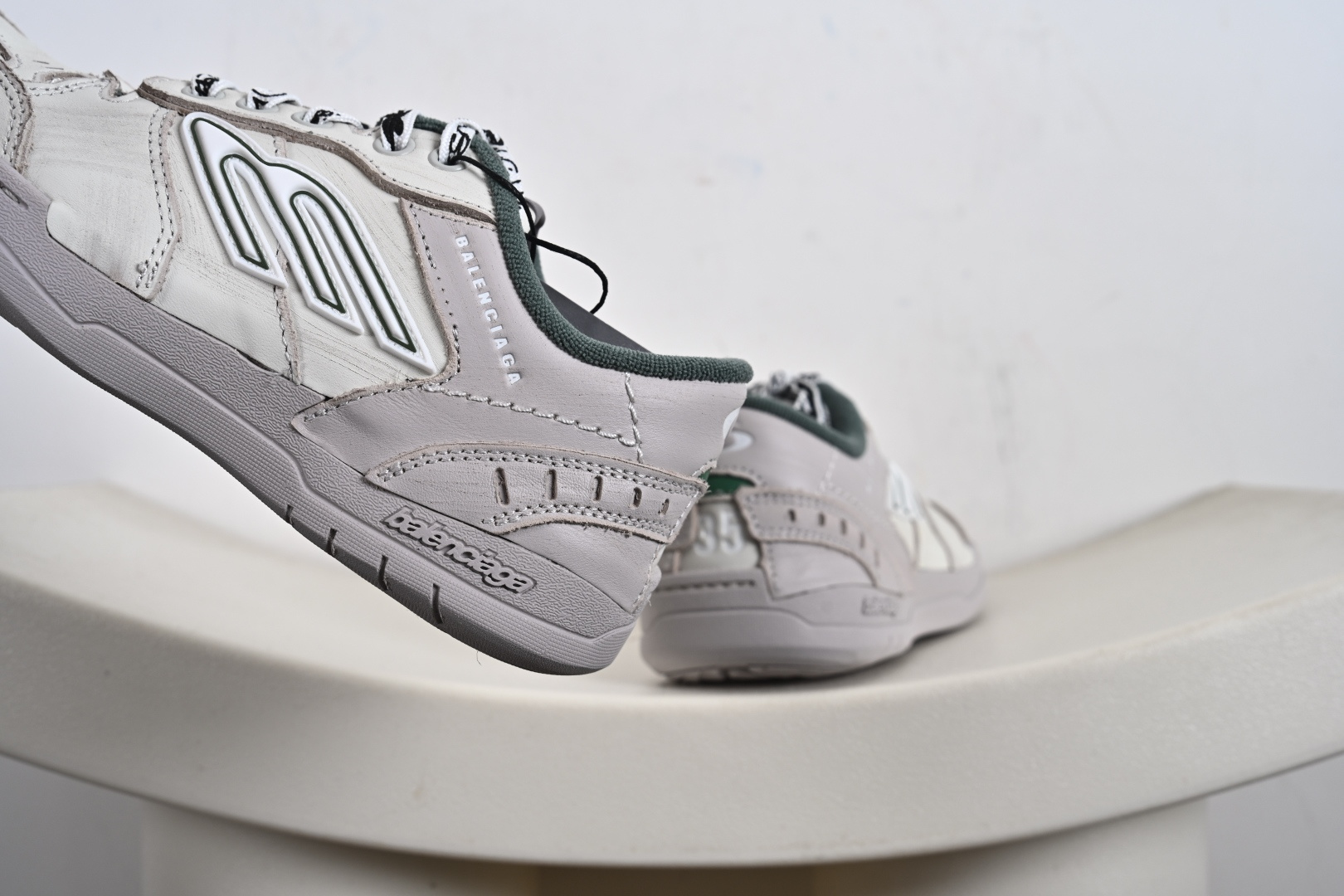 Balenciaga 巴黎世家 Hamptons 手工做旧款 牛皮革 复古圆头系带低帮休闲鞋 841765 WCURB1000 841763 WCURS5090 841763 WCURB1190 841763 WCURS9930