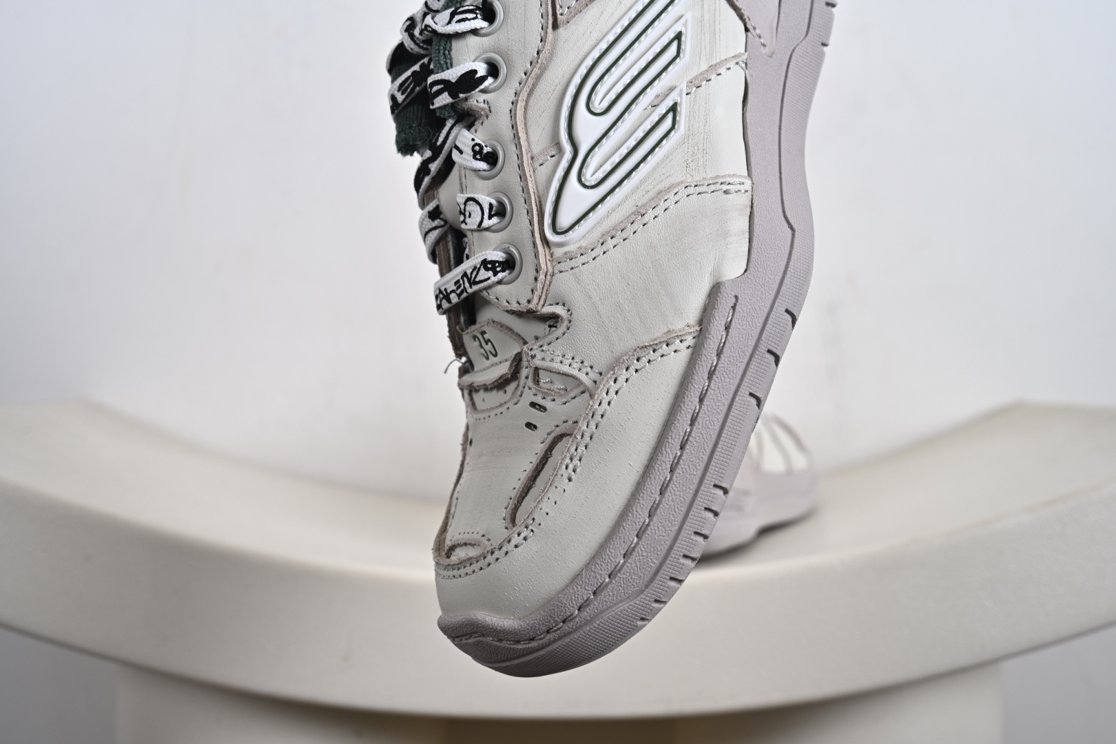 Balenciaga 巴黎世家 Hamptons 手工做旧款 牛皮革 复古圆头系带低帮休闲鞋 841765 WCURB1000 841763 WCURS5090 841763 WCURB1190 841763 WCURS9930