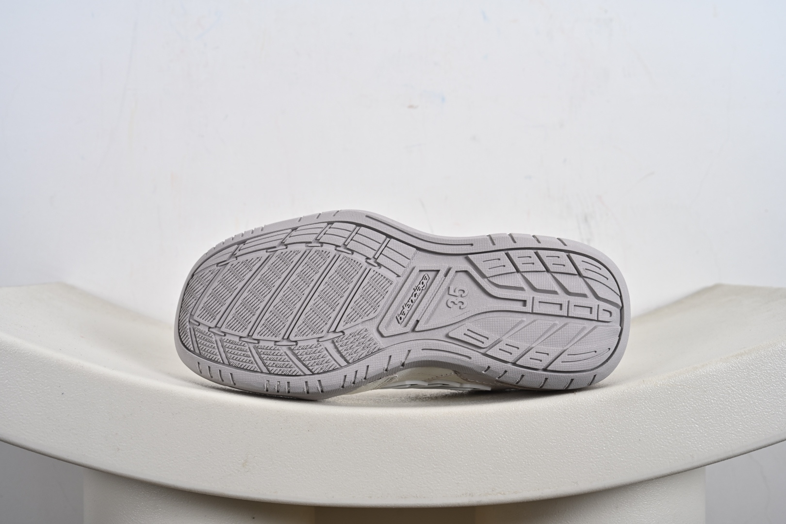 Balenciaga 巴黎世家 Hamptons 手工做旧款 牛皮革 复古圆头系带低帮休闲鞋 841765 WCURB1000 841763 WCURS5090 841763 WCURB1190 841763 WCURS9930