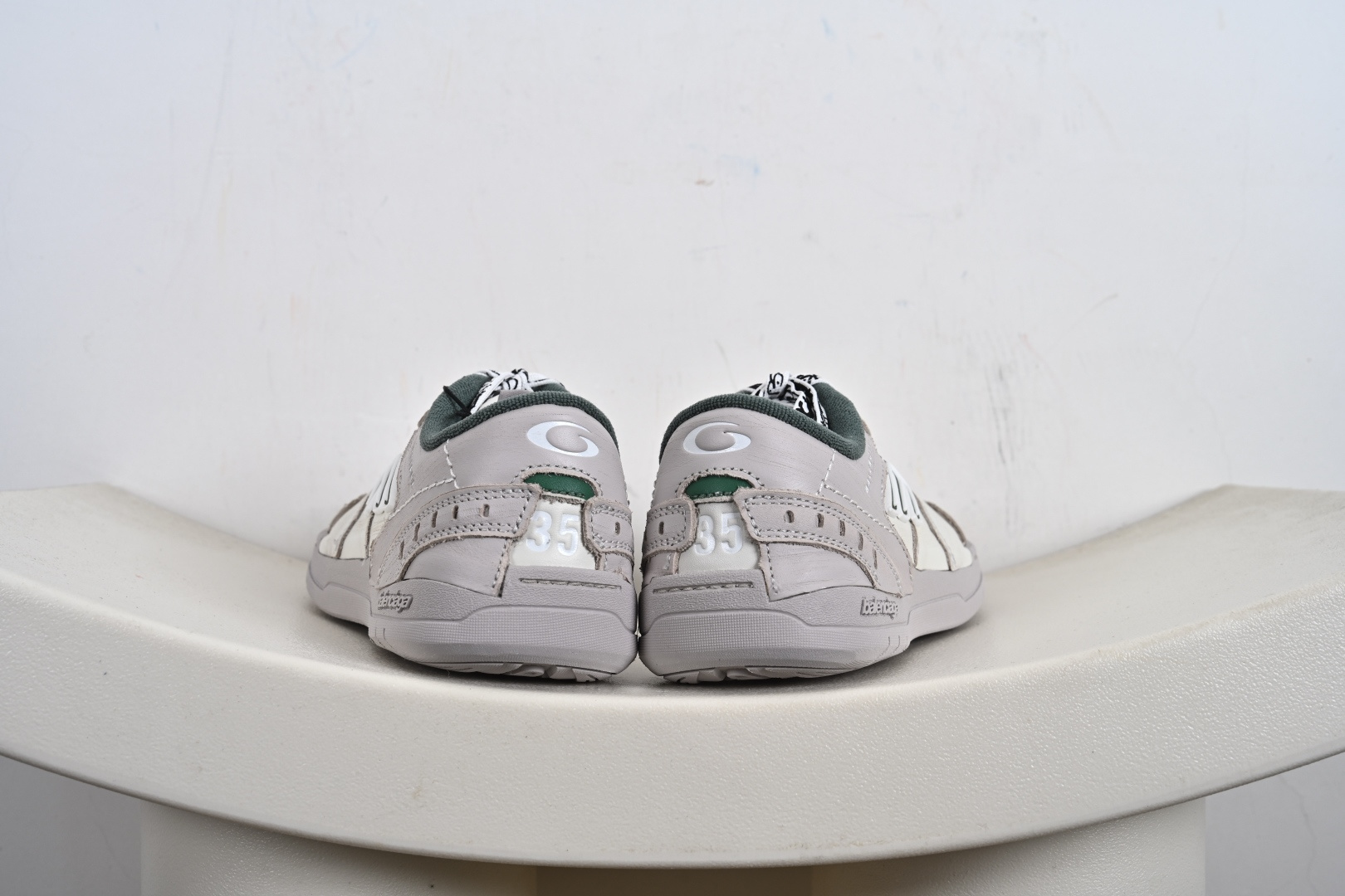 Balenciaga 巴黎世家 Hamptons 手工做旧款 牛皮革 复古圆头系带低帮休闲鞋 841765 WCURB1000 841763 WCURS5090 841763 WCURB1190 841763 WCURS9930