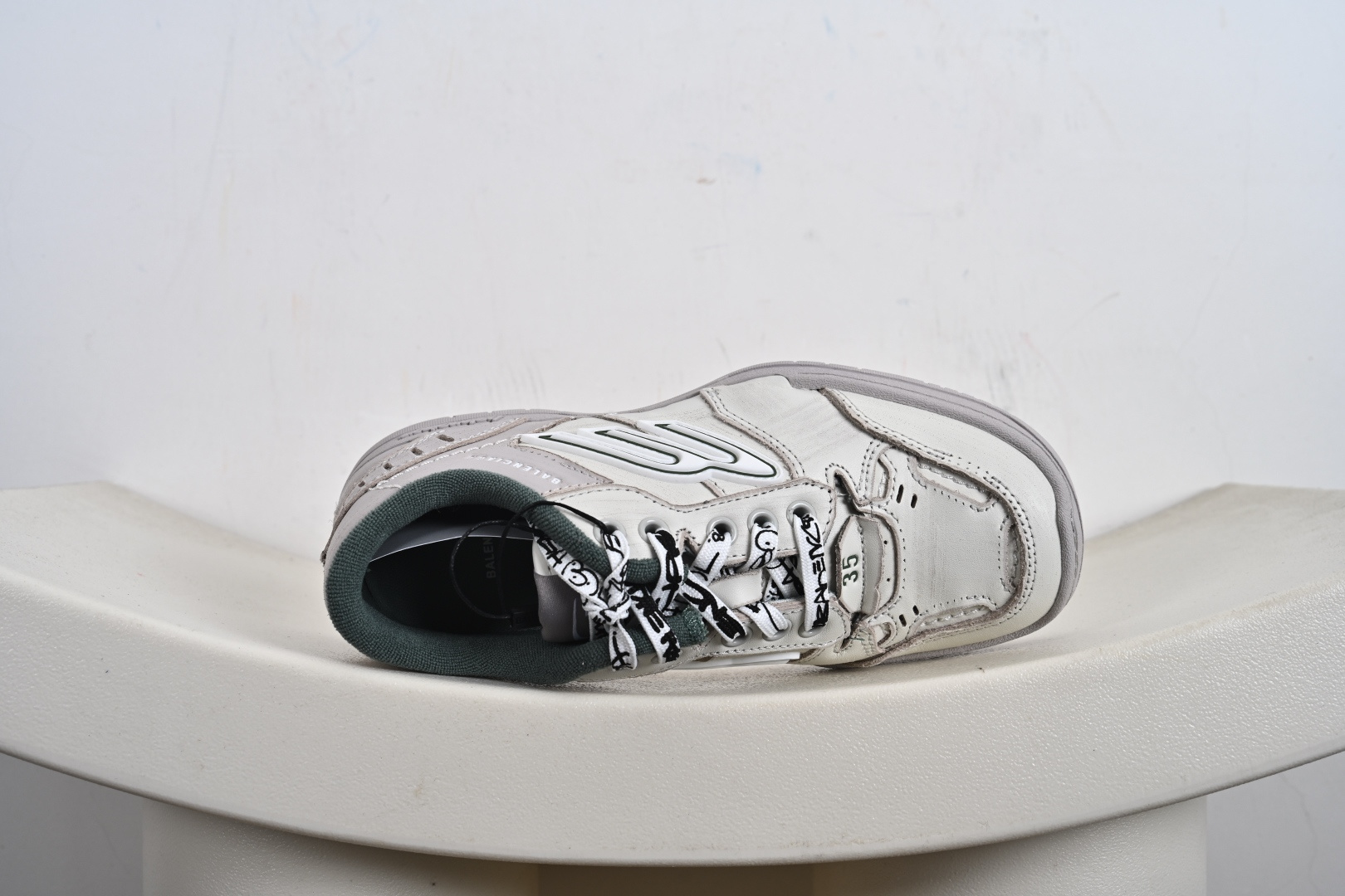 Balenciaga 巴黎世家 Hamptons 手工做旧款 牛皮革 复古圆头系带低帮休闲鞋 841765 WCURB1000 841763 WCURS5090 841763 WCURB1190 841763 WCURS9930