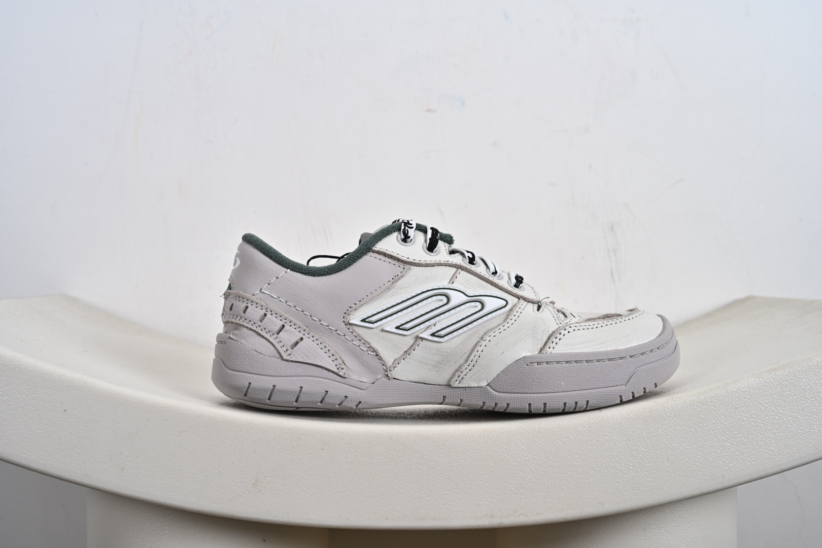 Balenciaga 巴黎世家 Hamptons 手工做旧款 牛皮革 复古圆头系带低帮休闲鞋 841765 WCURB1000 841763 WCURS5090 841763 WCURB1190 841763 WCURS9930