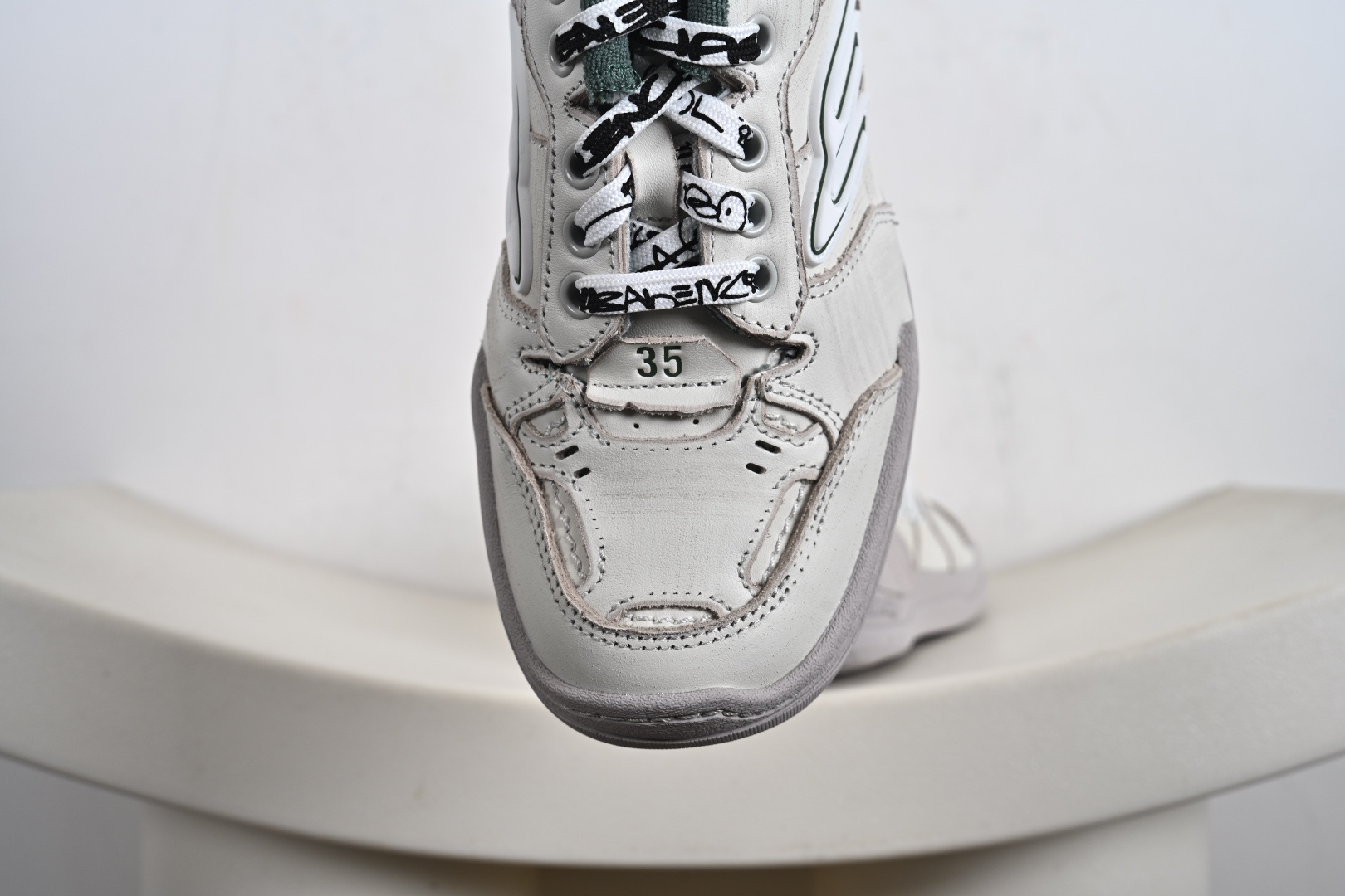 Balenciaga 巴黎世家 Hamptons 手工做旧款 牛皮革 复古圆头系带低帮休闲鞋 841765 WCURB1000 841763 WCURS5090 841763 WCURB1190 841763 WCURS9930