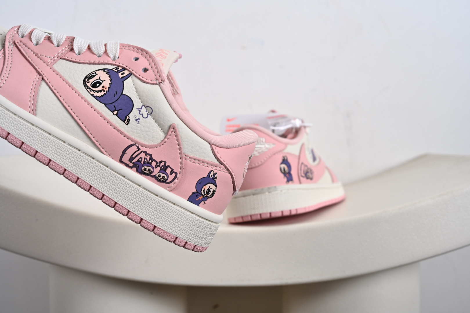 Travis Scott x Jordan 1 Low “Labubu拉布布联名” 高端定制 乔丹倒勾低帮休闲板鞋 DD7866-114