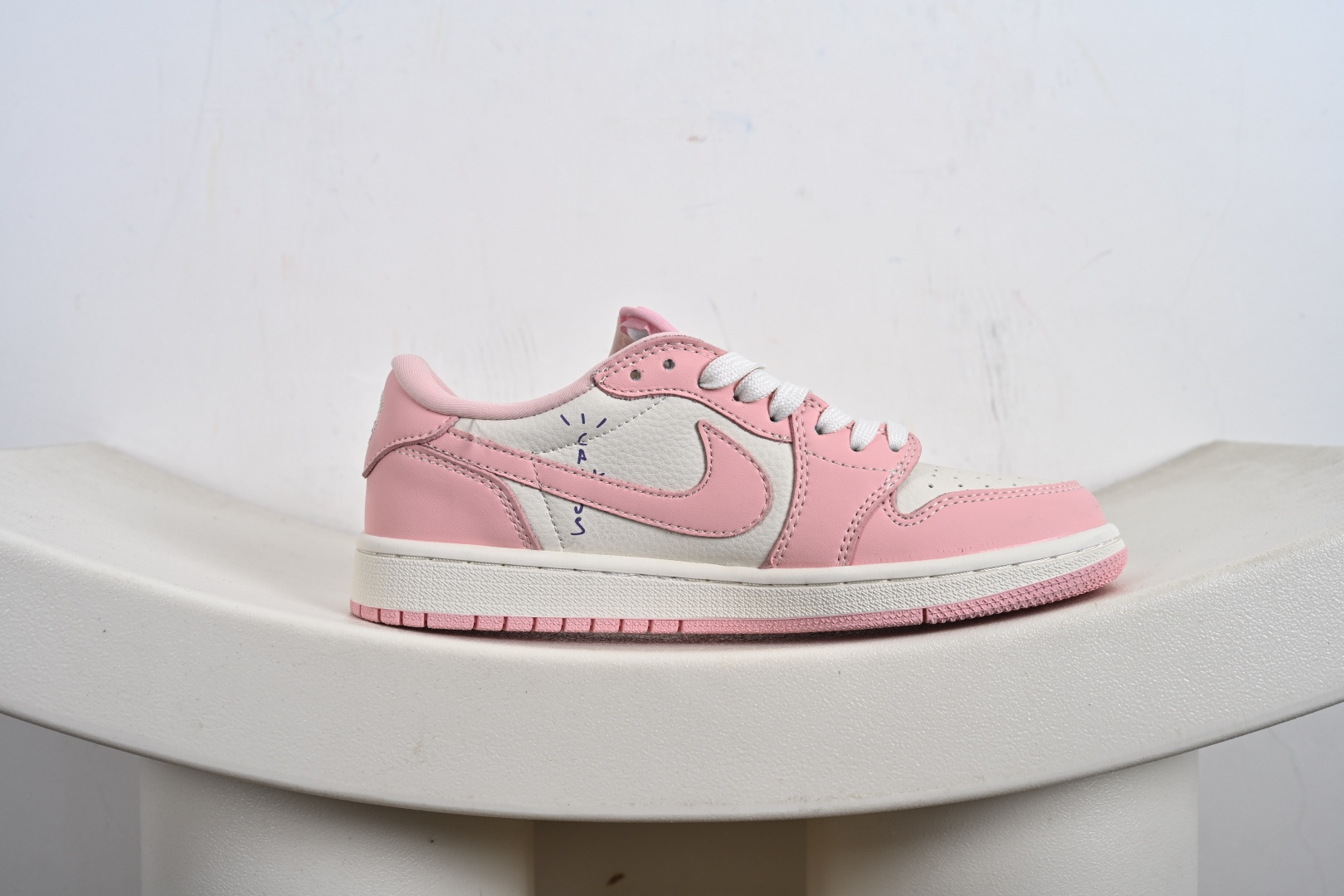 Travis Scott x Jordan 1 Low “Labubu拉布布联名” 高端定制 乔丹倒勾低帮休闲板鞋 DD7866-114