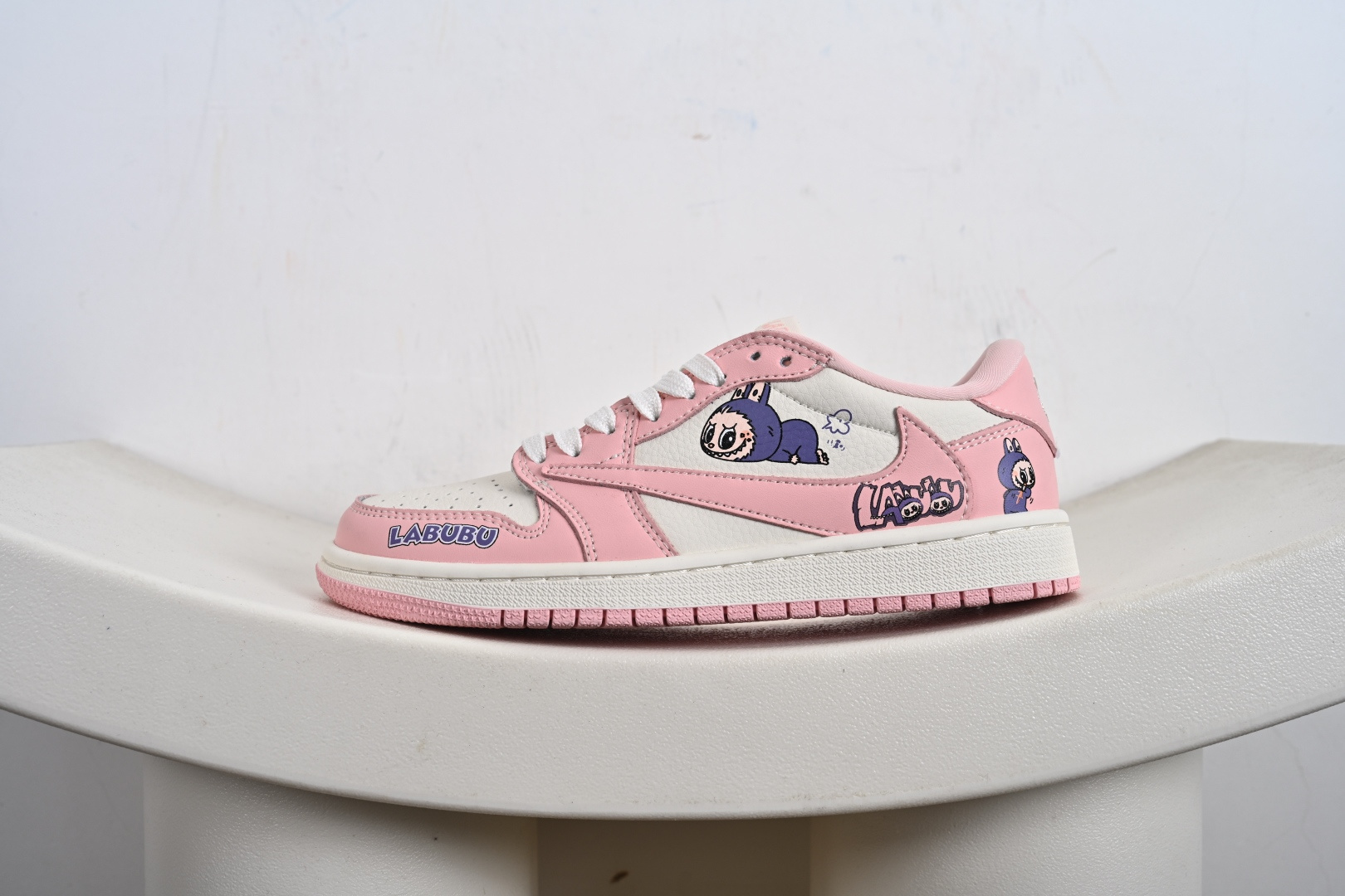 Travis Scott x Jordan 1 Low “Labubu拉布布联名” 高端定制 乔丹倒勾低帮休闲板鞋 DD7866-114