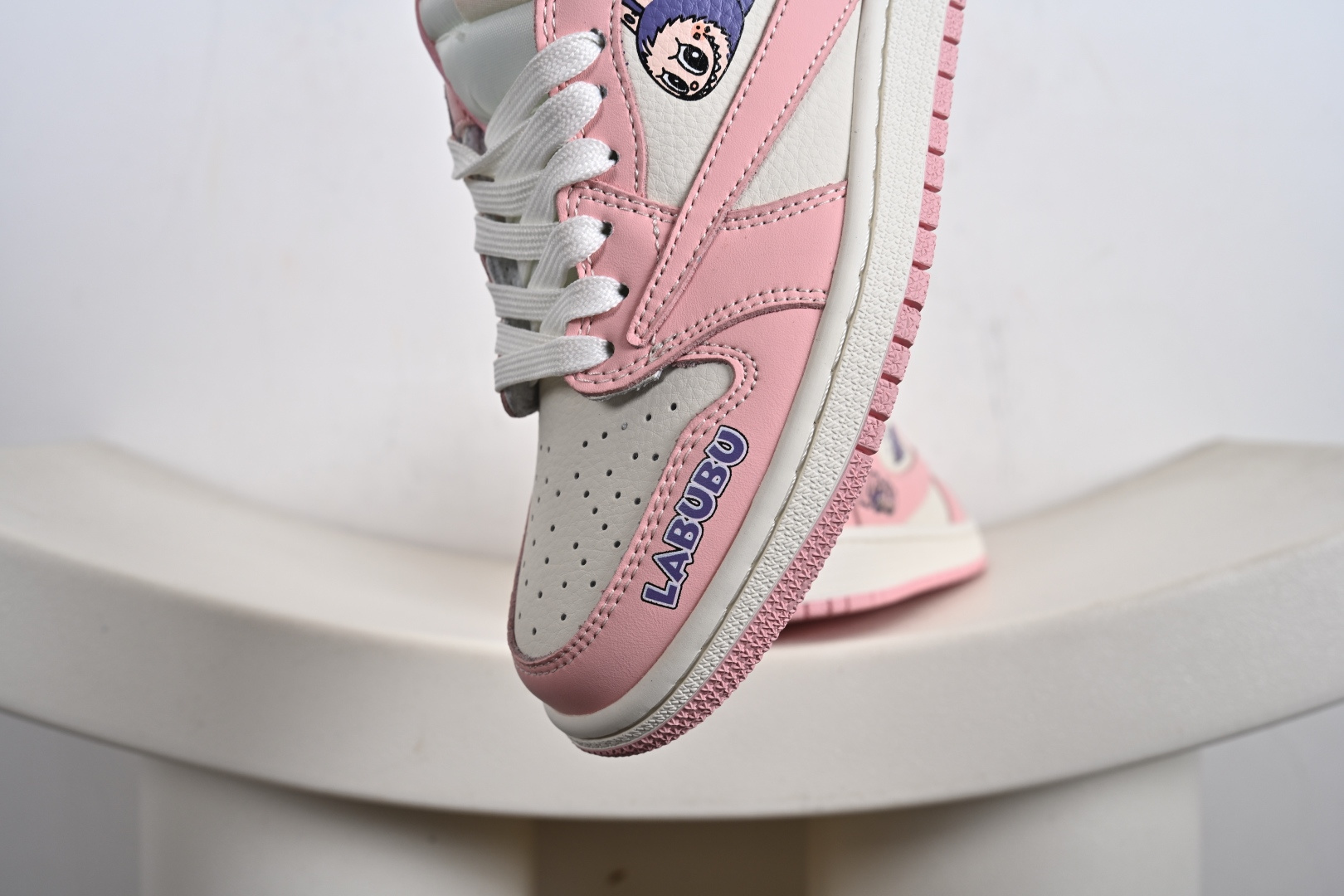 Travis Scott x Jordan 1 Low “Labubu拉布布联名” 高端定制 乔丹倒勾低帮休闲板鞋 DD7866-114