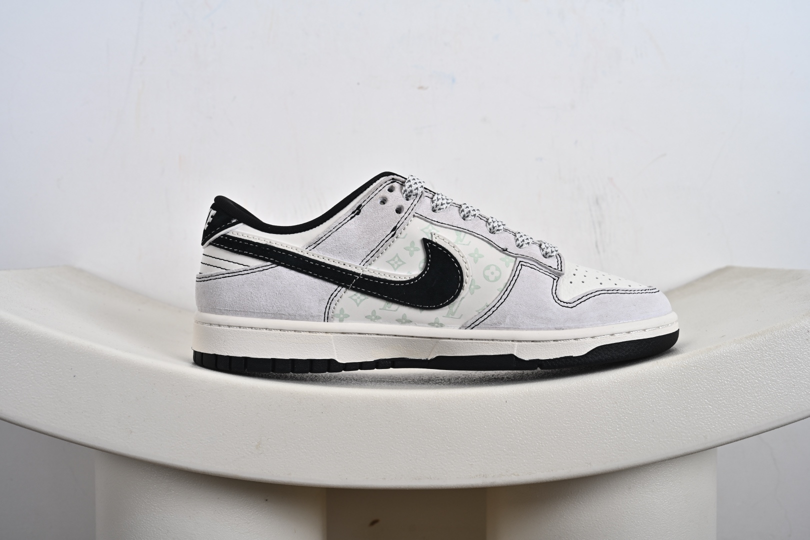 Nike SB Dunk Low“LV联名——黑白双勾” 周年高端定制 低帮休闲板鞋 CX5050-Y21