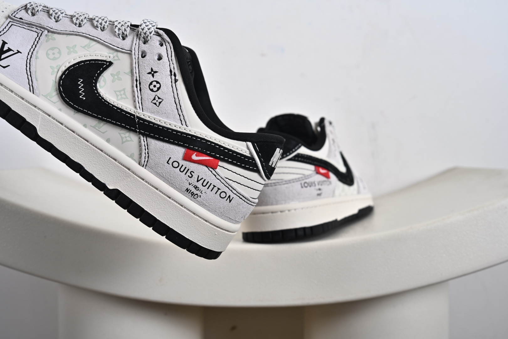 Nike SB Dunk Low“LV联名——黑白双勾” 周年高端定制 低帮休闲板鞋 CX5050-Y21