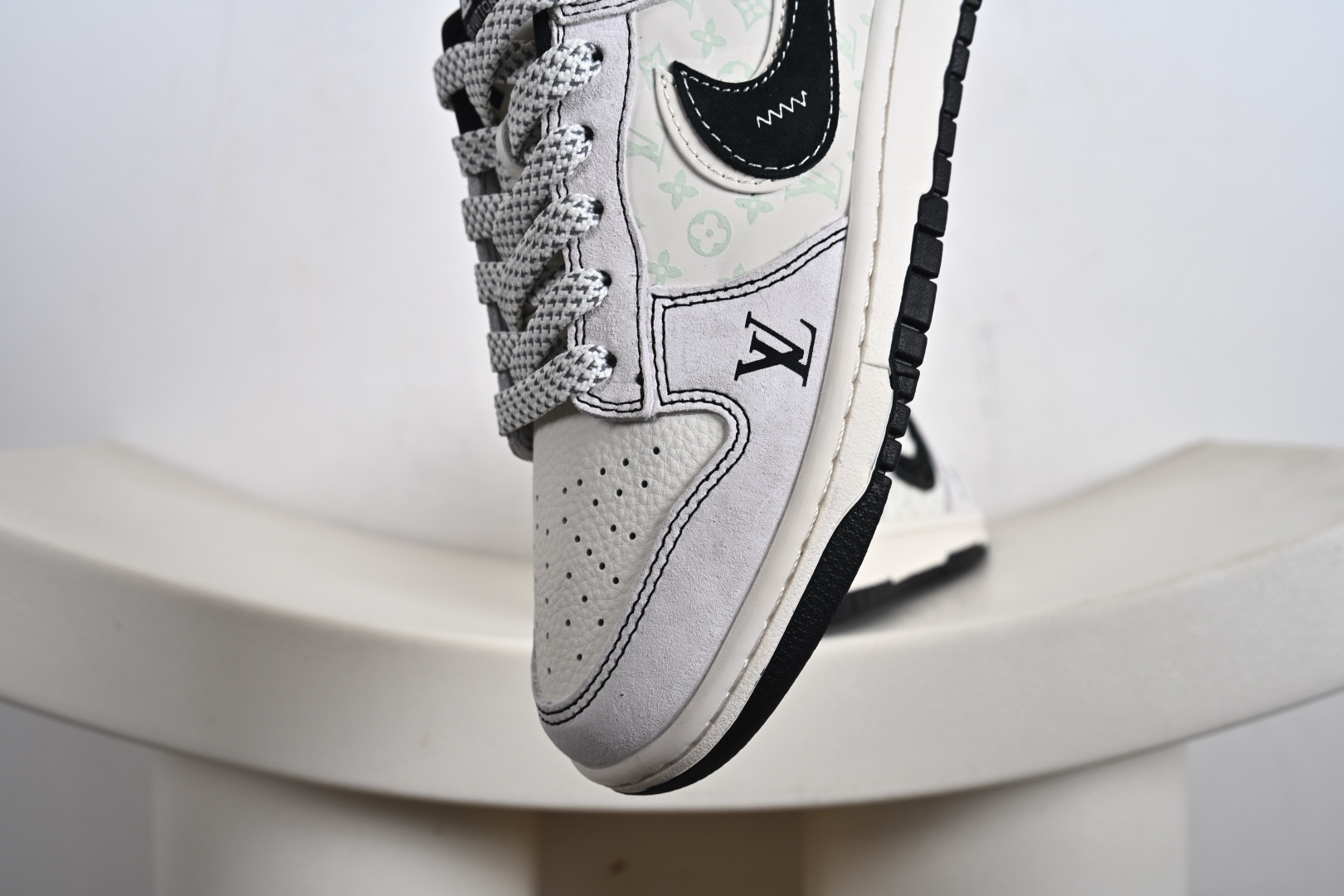 Nike SB Dunk Low“LV联名——黑白双勾” 周年高端定制 低帮休闲板鞋 CX5050-Y21