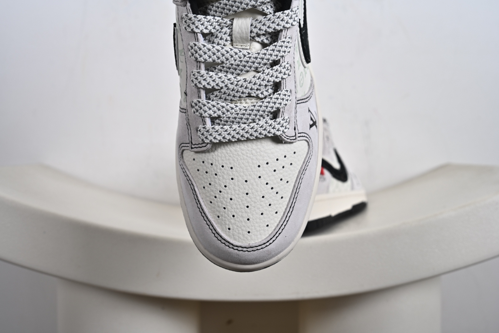 Nike SB Dunk Low“LV联名——黑白双勾” 周年高端定制 低帮休闲板鞋 CX5050-Y21