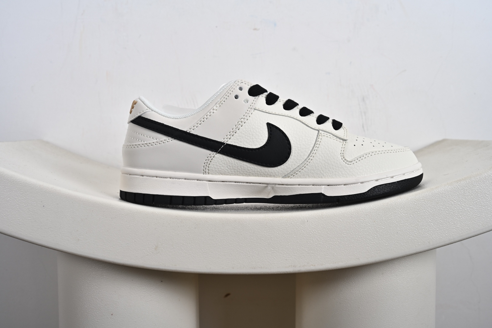 Stussy x Nike Dunk SB Low 斯图西 x 耐克 SB 低帮 联名米白黑 鞋身整体以米白色 JP1628-039 Stussy x Nike Dunk SB Low 斯图西 x 耐克 SB 低帮 联名米白黑 鞋身整体以米白色 JP1628-039