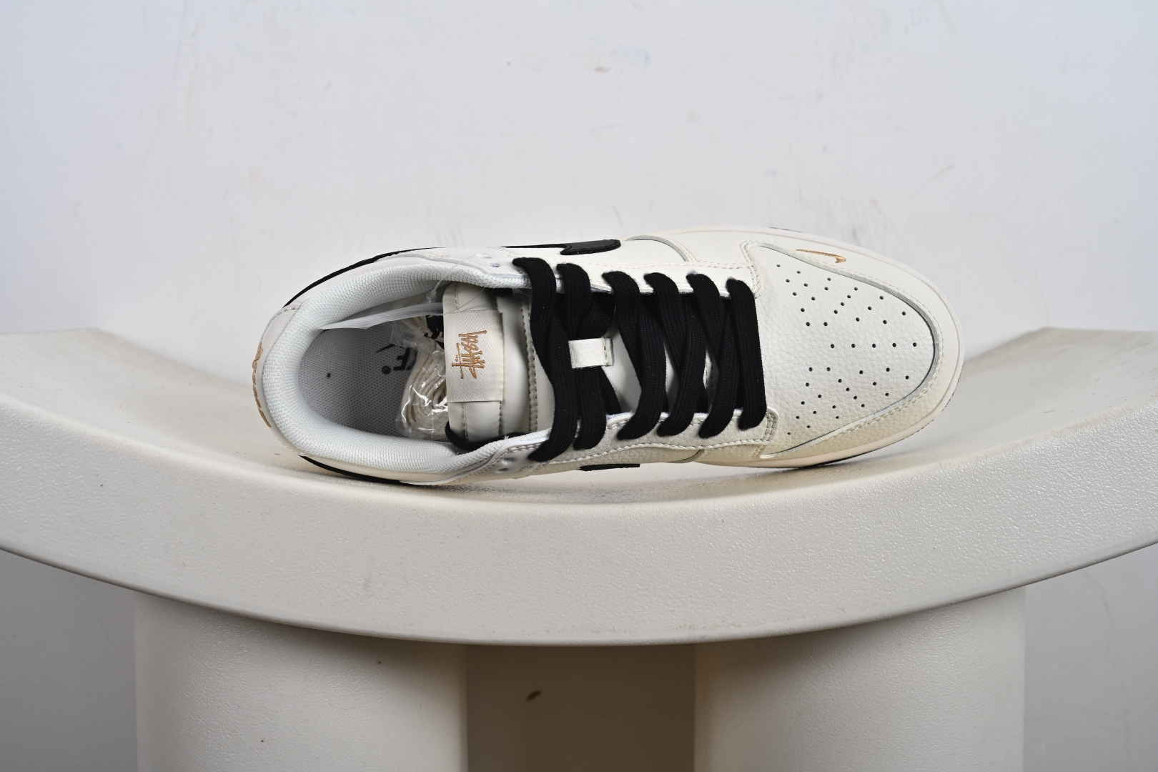 Stussy x Nike Dunk SB Low 斯图西 x 耐克 SB 低帮 联名米白黑 鞋身整体以米白色 JP1628-039 Stussy x Nike Dunk SB Low 斯图西 x 耐克 SB 低帮 联名米白黑 鞋身整体以米白色 JP1628-039