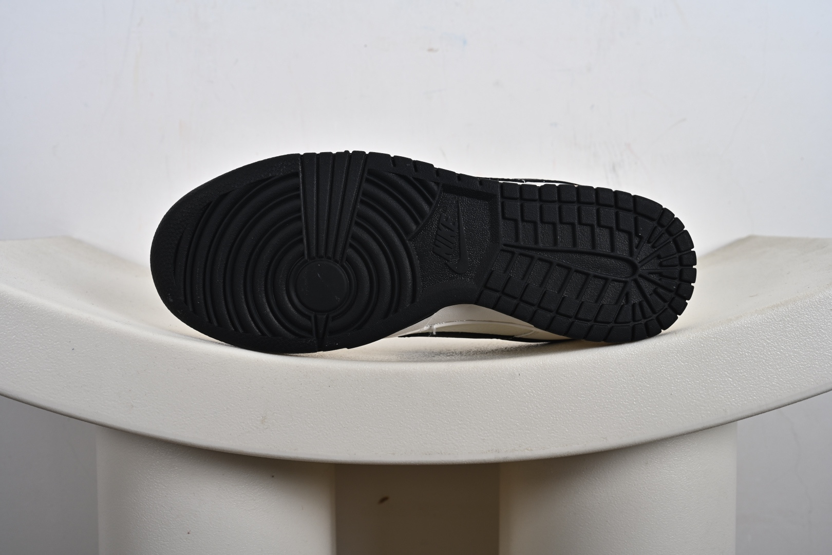 Stussy x Nike Dunk SB Low 斯图西 x 耐克 SB 低帮 联名米白黑 鞋身整体以米白色 JP1628-039 Stussy x Nike Dunk SB Low 斯图西 x 耐克 SB 低帮 联名米白黑 鞋身整体以米白色 JP1628-039