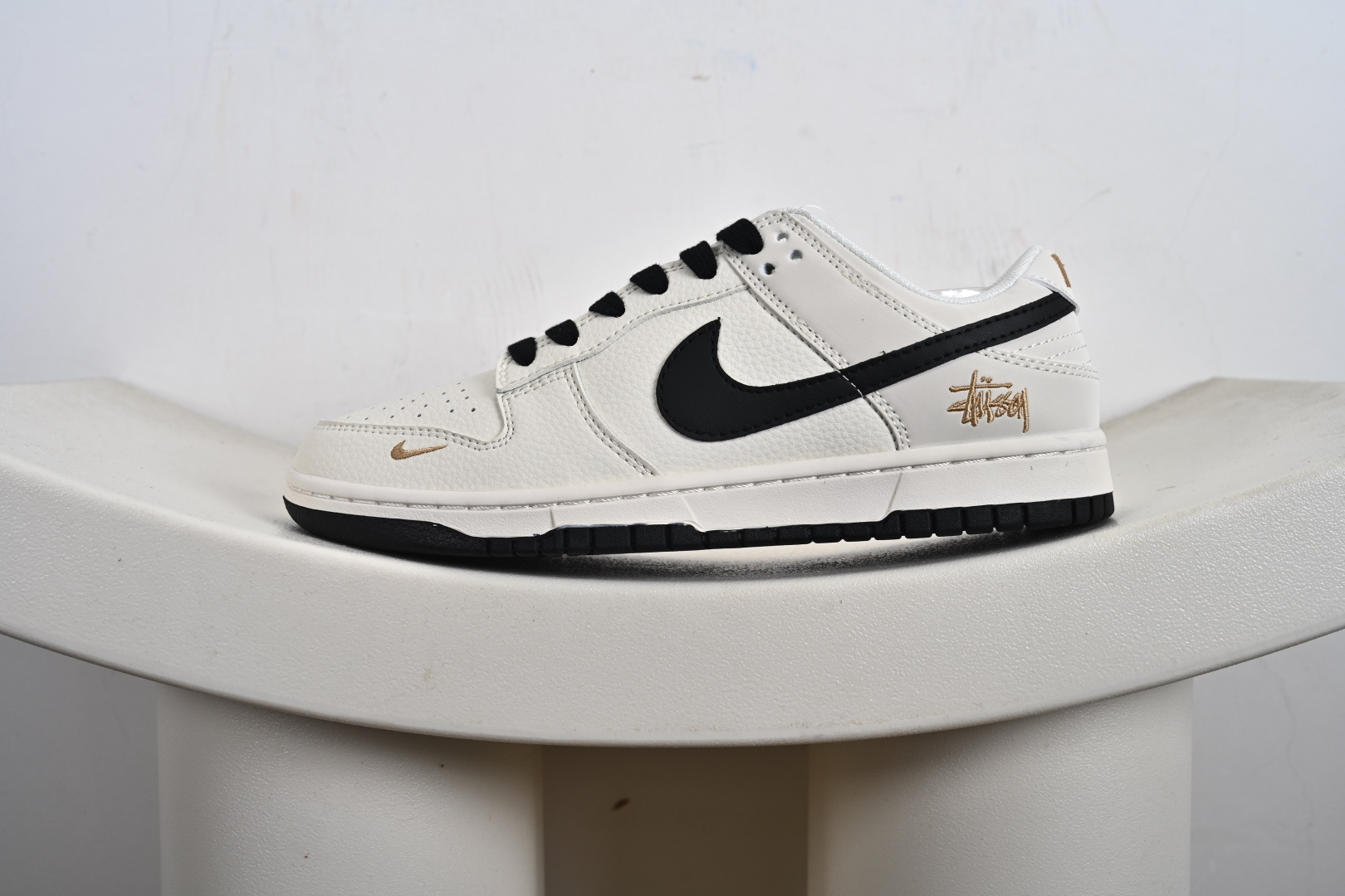 Stussy x Nike Dunk SB Low 斯图西 x 耐克 SB 低帮 联名米白黑 鞋身整体以米白色 JP1628-039 Stussy x Nike Dunk SB Low 斯图西 x 耐克 SB 低帮 联名米白黑 鞋身整体以米白色 JP1628-039