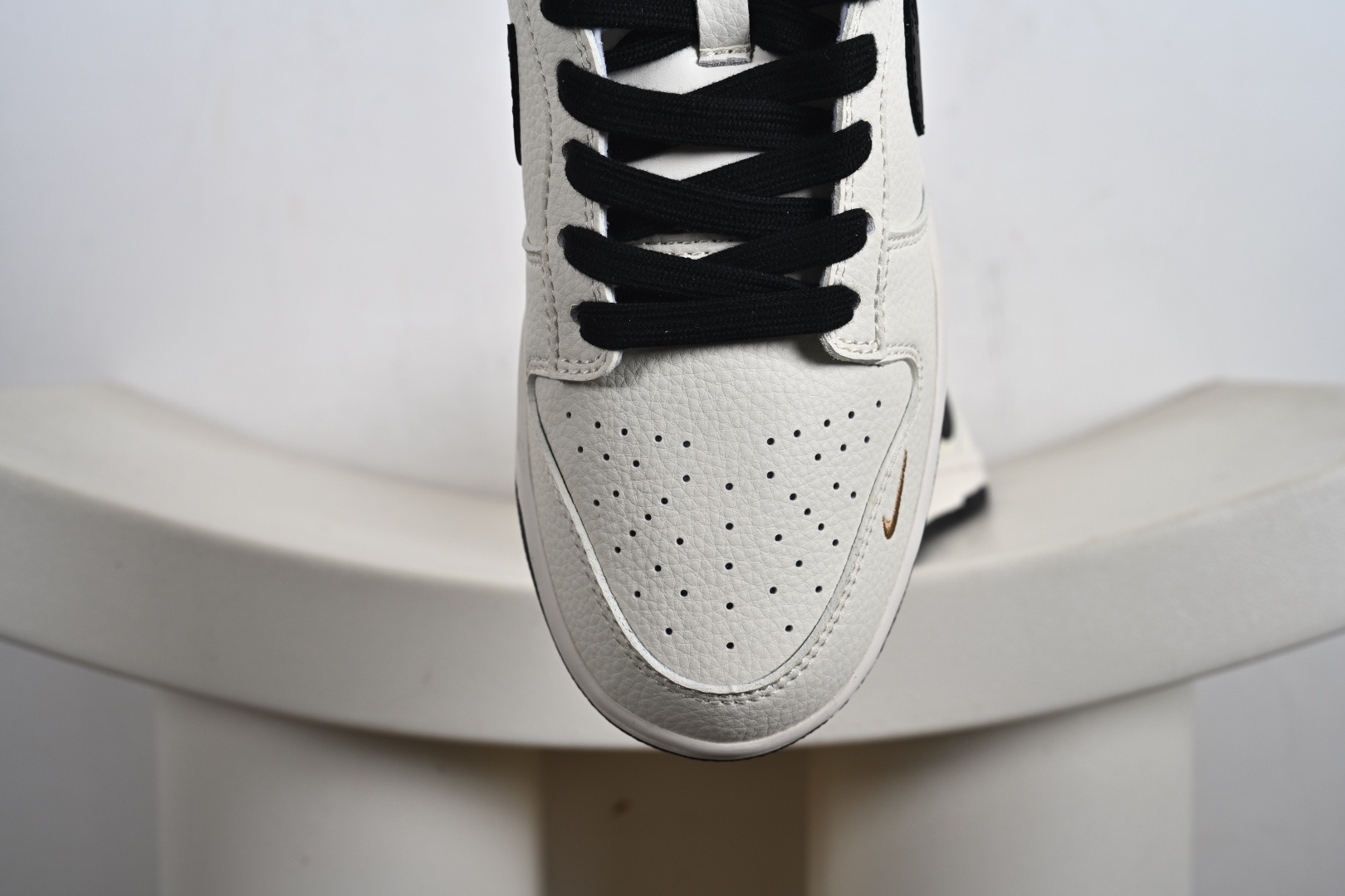 Stussy x Nike Dunk SB Low 斯图西 x 耐克 SB 低帮 联名米白黑 鞋身整体以米白色 JP1628-039 Stussy x Nike Dunk SB Low 斯图西 x 耐克 SB 低帮 联名米白黑 鞋身整体以米白色 JP1628-039