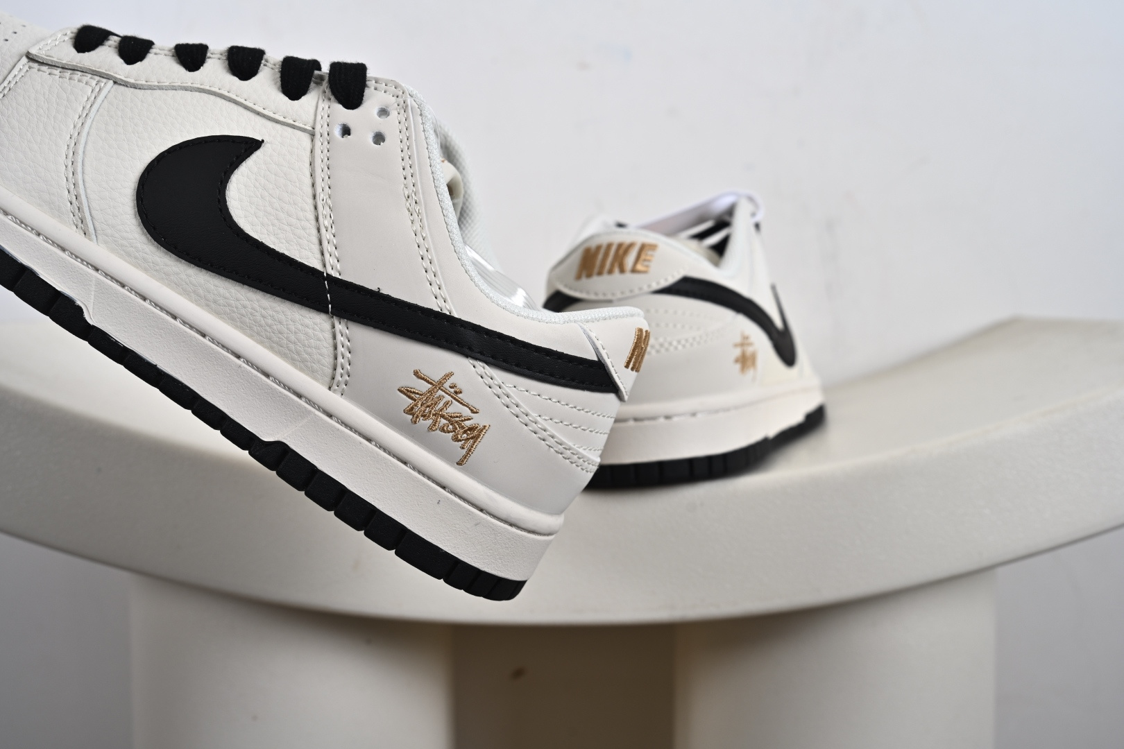 Stussy x Nike Dunk SB Low 斯图西 x 耐克 SB 低帮 联名米白黑 鞋身整体以米白色 JP1628-039 Stussy x Nike Dunk SB Low 斯图西 x 耐克 SB 低帮 联名米白黑 鞋身整体以米白色 JP1628-039