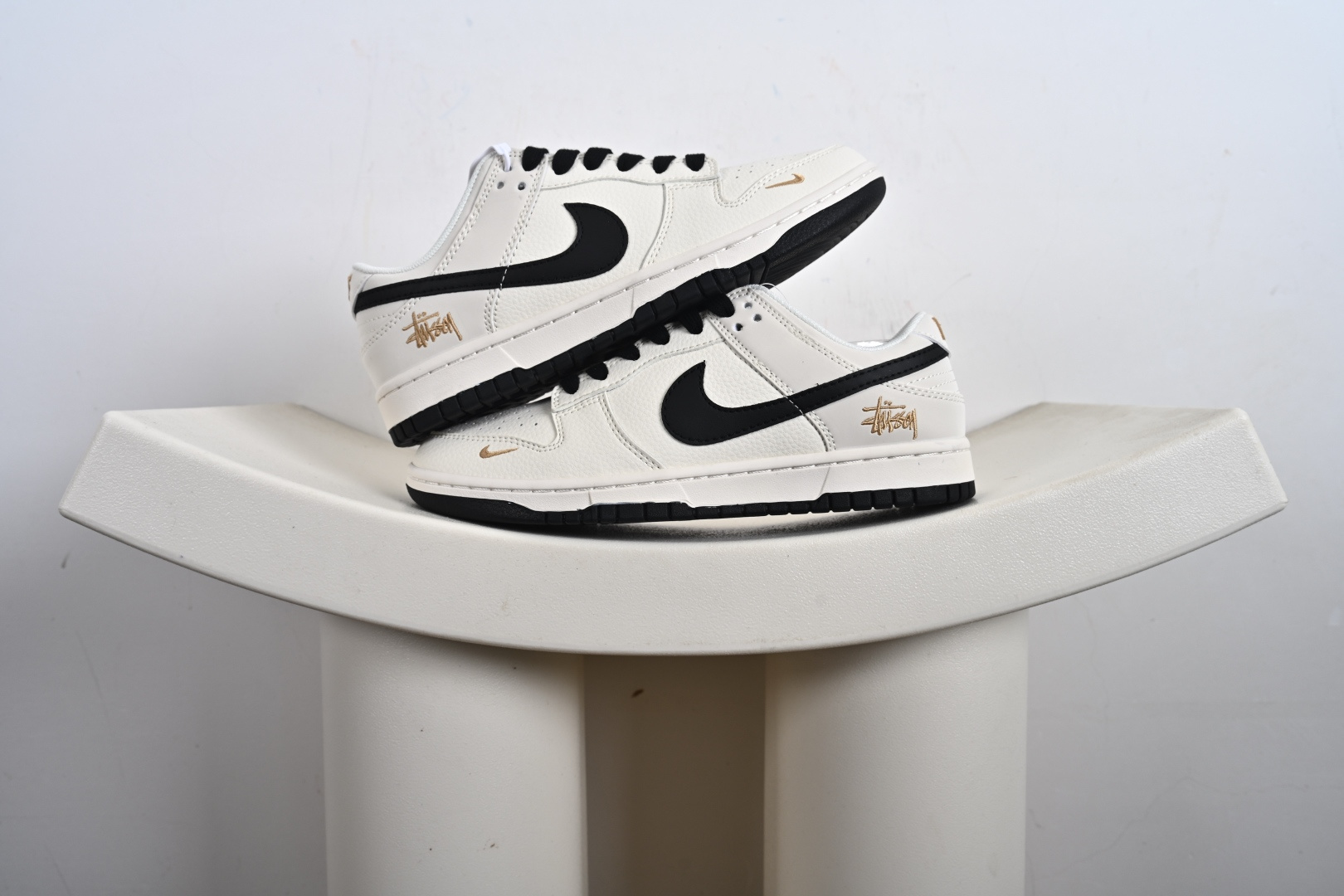 Stussy x Nike Dunk SB Low 斯图西 x 耐克 SB 低帮 联名米白黑 鞋身整体以米白色 JP1628-039 Stussy x Nike Dunk SB Low 斯图西 x 耐克 SB 低帮 联名米白黑 鞋身整体以米白色 JP1628-039