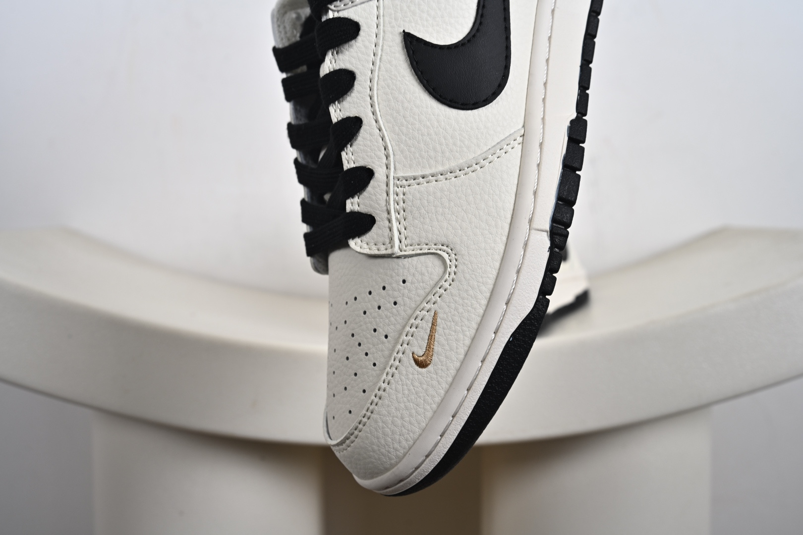 Stussy x Nike Dunk SB Low 斯图西 x 耐克 SB 低帮 联名米白黑 鞋身整体以米白色 JP1628-039 Stussy x Nike Dunk SB Low 斯图西 x 耐克 SB 低帮 联名米白黑 鞋身整体以米白色 JP1628-039