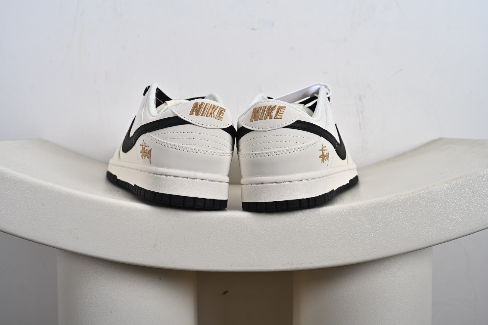 Stussy x Nike Dunk SB Low 斯图西 x 耐克 SB 低帮 联名米白黑 鞋身整体以米白色 JP1628-039 Stussy x Nike Dunk SB Low 斯图西 x 耐克 SB 低帮 联名米白黑 鞋身整体以米白色 JP1628-039