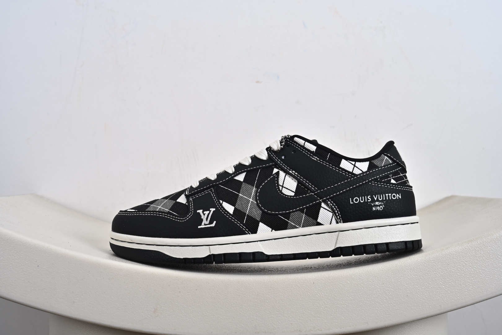 260 定制球鞋 Nike SB Dunk Low LV联名 黑白网格 高端定制 低帮休闲板鞋 SC0601-460-Chinese UA Cheap High Quatity Brand Clothes Bags handbags Sneakers wholesale wholesaler seller from China Factory suppliers Fashion Clothing Shoes best Quality Beautiful Price 260 定制球鞋 Nike SB Dunk Low LV联名 黑白网格 高端定制 低帮休闲板鞋 SC0601-460