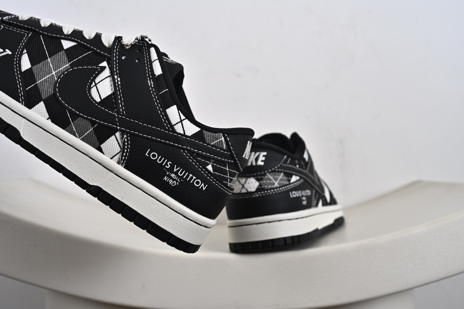 260 定制球鞋 Nike SB Dunk Low LV联名 黑白网格 高端定制 低帮休闲板鞋 SC0601-460-Chinese UA Cheap High Quatity Brand Clothes Bags handbags Sneakers wholesale wholesaler seller from China Factory suppliers Fashion Clothing Shoes best Quality Beautiful Price 260 定制球鞋 Nike SB Dunk Low LV联名 黑白网格 高端定制 低帮休闲板鞋 SC0601-460