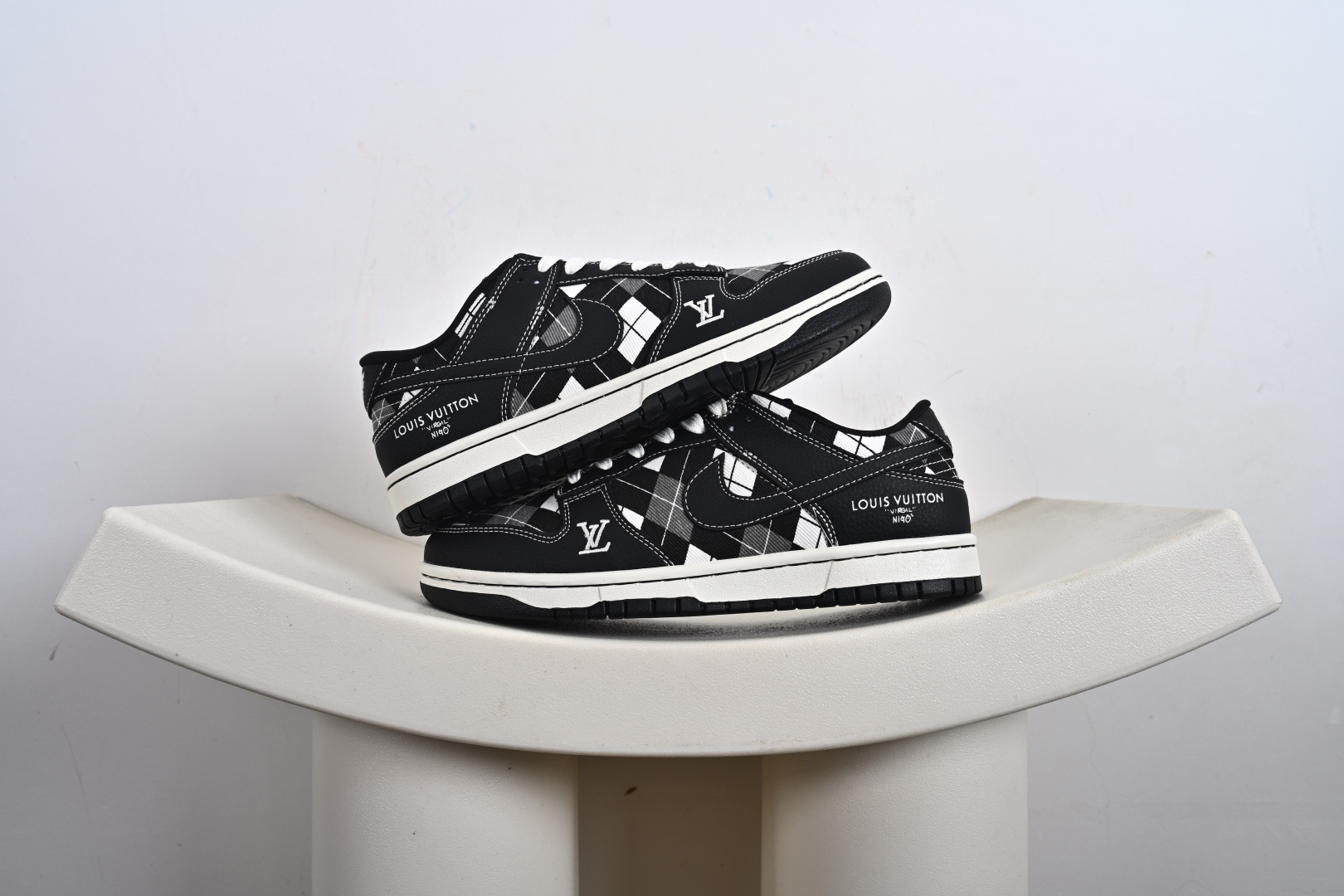 260 定制球鞋 Nike SB Dunk Low LV联名 黑白网格 高端定制 低帮休闲板鞋 SC0601-460-Chinese UA Cheap High Quatity Brand Clothes Bags handbags Sneakers wholesale wholesaler seller from China Factory suppliers Fashion Clothing Shoes best Quality Beautiful Price 260 定制球鞋 Nike SB Dunk Low LV联名 黑白网格 高端定制 低帮休闲板鞋 SC0601-460