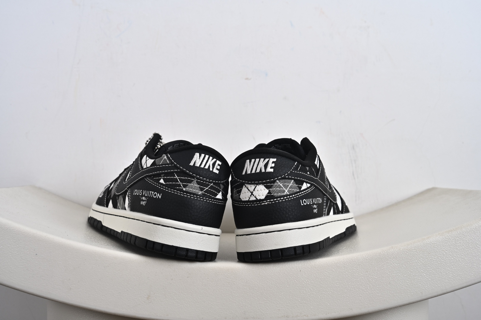 260 定制球鞋 Nike SB Dunk Low LV联名 黑白网格 高端定制 低帮休闲板鞋 SC0601-460-Chinese UA Cheap High Quatity Brand Clothes Bags handbags Sneakers wholesale wholesaler seller from China Factory suppliers Fashion Clothing Shoes best Quality Beautiful Price 260 定制球鞋 Nike SB Dunk Low LV联名 黑白网格 高端定制 低帮休闲板鞋 SC0601-460