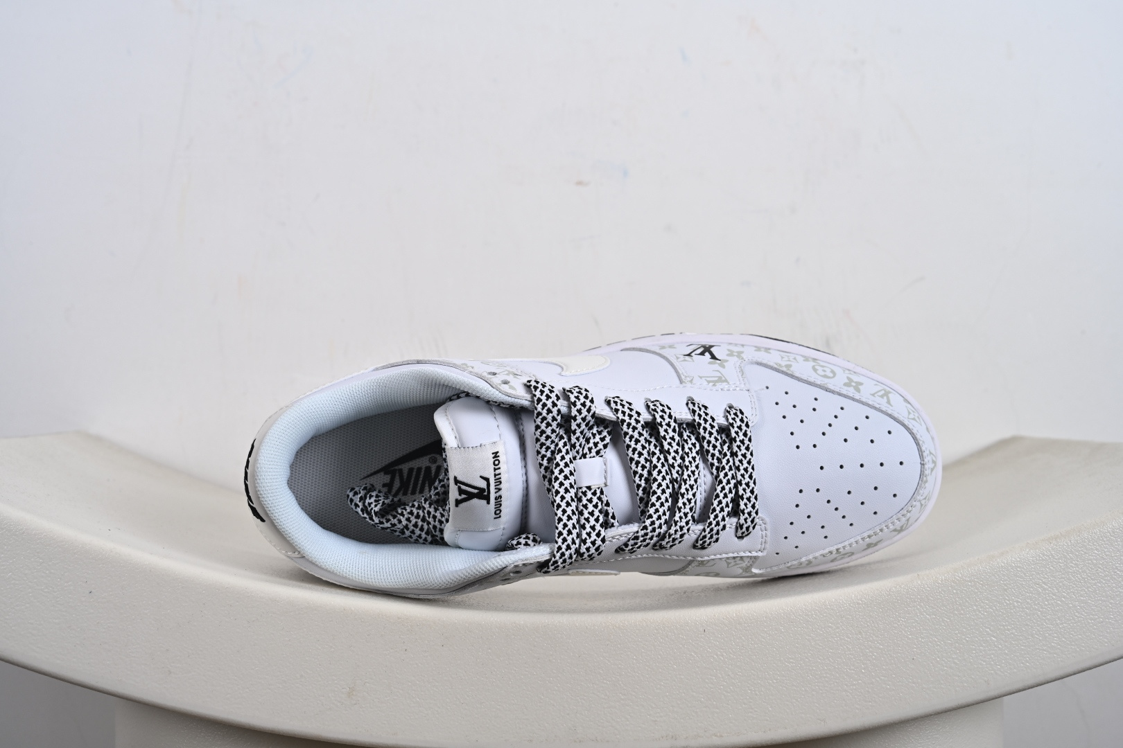 260 定制版 Dunk SB Low SB 低帮 白黑色 鞋身整体以白色打造 CS1688-128-Chinese UA Cheap High Quatity Brand Clothes Bags handbags Sneakers wholesale wholesaler seller from China Factory suppliers Fashion Clothing Shoes best Quality Beautiful Price 260 定制版 Dunk SB Low SB 低帮 白黑色 鞋身整体以白色打造 CS1688-128