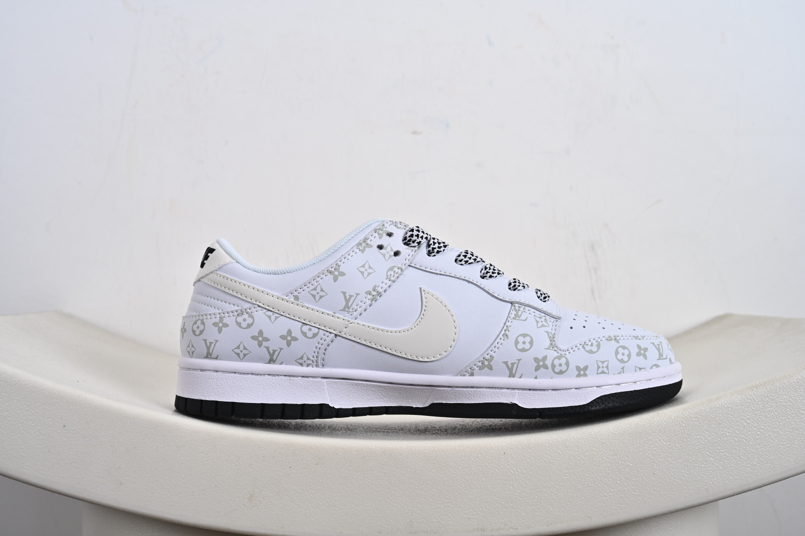 260 定制版 Dunk SB Low SB 低帮 白黑色 鞋身整体以白色打造 CS1688-128-Chinese UA Cheap High Quatity Brand Clothes Bags handbags Sneakers wholesale wholesaler seller from China Factory suppliers Fashion Clothing Shoes best Quality Beautiful Price 260 定制版 Dunk SB Low SB 低帮 白黑色 鞋身整体以白色打造 CS1688-128