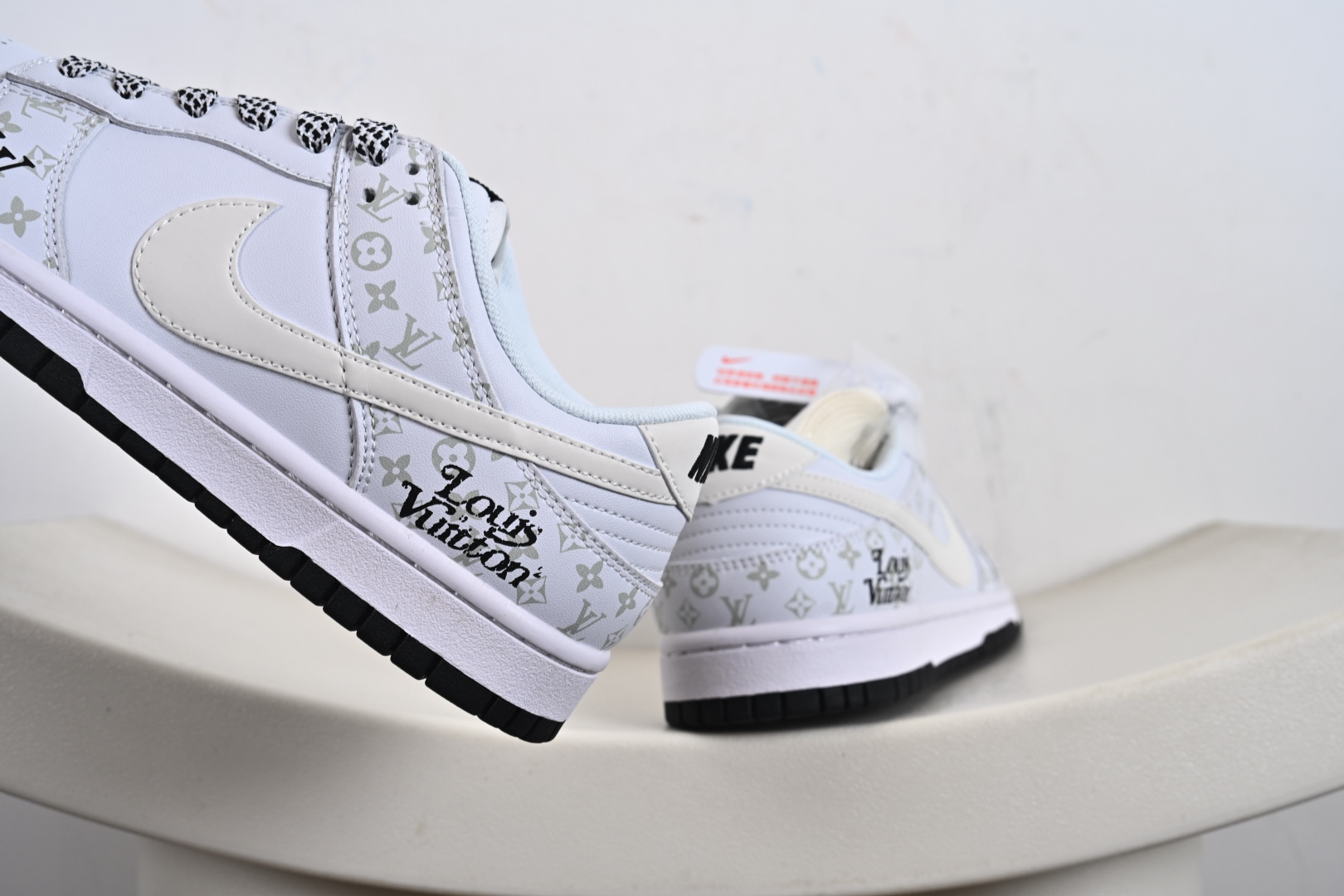 260 定制版 Dunk SB Low SB 低帮 白黑色 鞋身整体以白色打造 CS1688-128-Chinese UA Cheap High Quatity Brand Clothes Bags handbags Sneakers wholesale wholesaler seller from China Factory suppliers Fashion Clothing Shoes best Quality Beautiful Price 260 定制版 Dunk SB Low SB 低帮 白黑色 鞋身整体以白色打造 CS1688-128