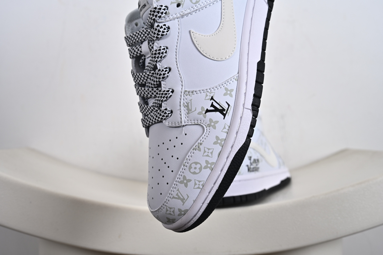 260 定制版 Dunk SB Low SB 低帮 白黑色 鞋身整体以白色打造 CS1688-128-Chinese UA Cheap High Quatity Brand Clothes Bags handbags Sneakers wholesale wholesaler seller from China Factory suppliers Fashion Clothing Shoes best Quality Beautiful Price 260 定制版 Dunk SB Low SB 低帮 白黑色 鞋身整体以白色打造 CS1688-128