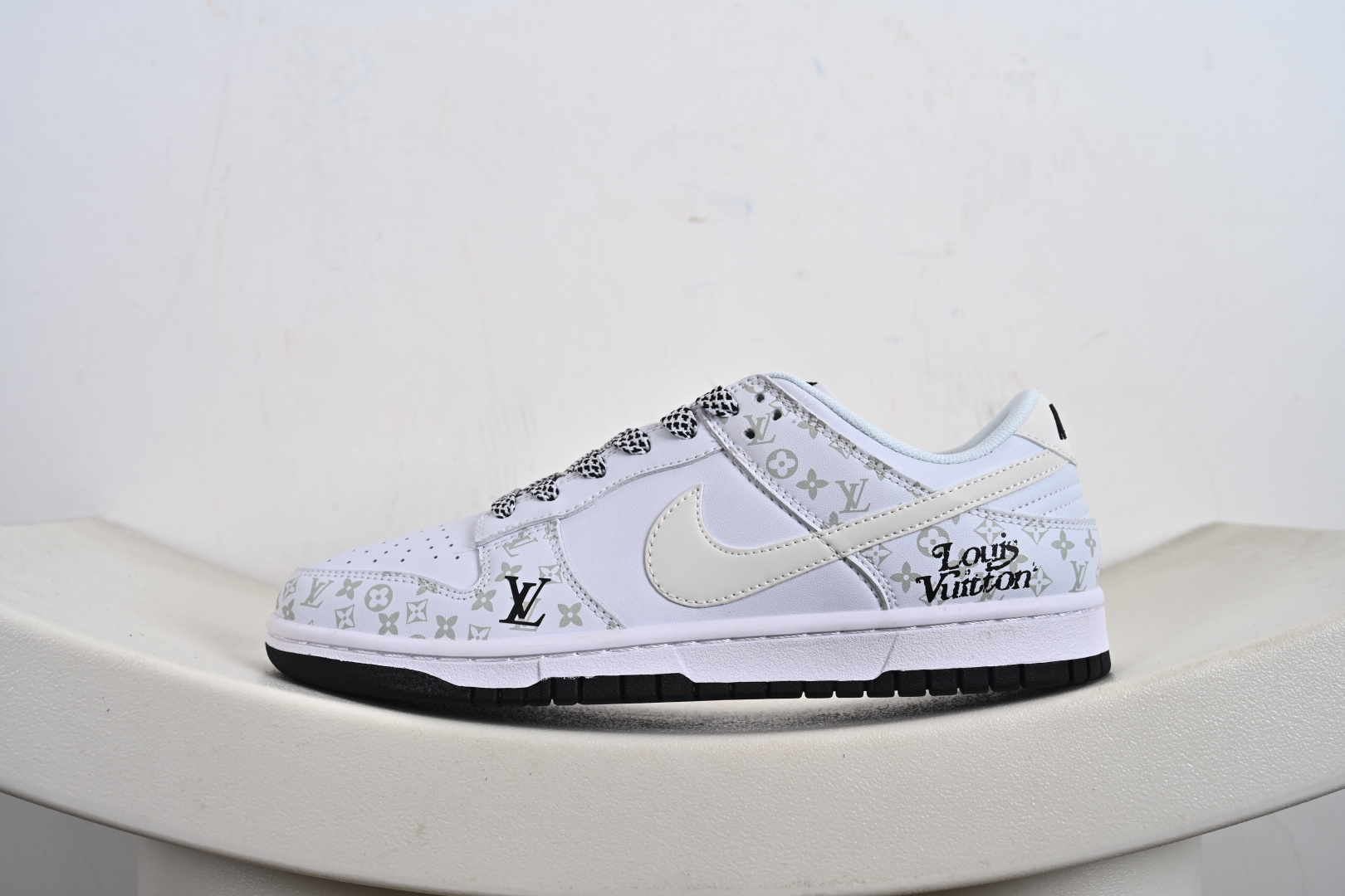 260 定制版 Dunk SB Low SB 低帮 白黑色 鞋身整体以白色打造 CS1688-128-Chinese UA Cheap High Quatity Brand Clothes Bags handbags Sneakers wholesale wholesaler seller from China Factory suppliers Fashion Clothing Shoes best Quality Beautiful Price 260 定制版 Dunk SB Low SB 低帮 白黑色 鞋身整体以白色打造 CS1688-128