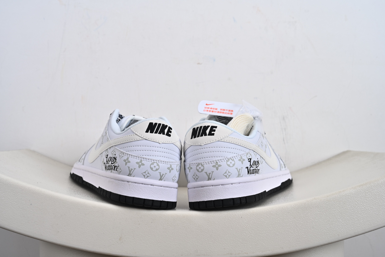 260 定制版 Dunk SB Low SB 低帮 白黑色 鞋身整体以白色打造 CS1688-128-Chinese UA Cheap High Quatity Brand Clothes Bags handbags Sneakers wholesale wholesaler seller from China Factory suppliers Fashion Clothing Shoes best Quality Beautiful Price 260 定制版 Dunk SB Low SB 低帮 白黑色 鞋身整体以白色打造 CS1688-128