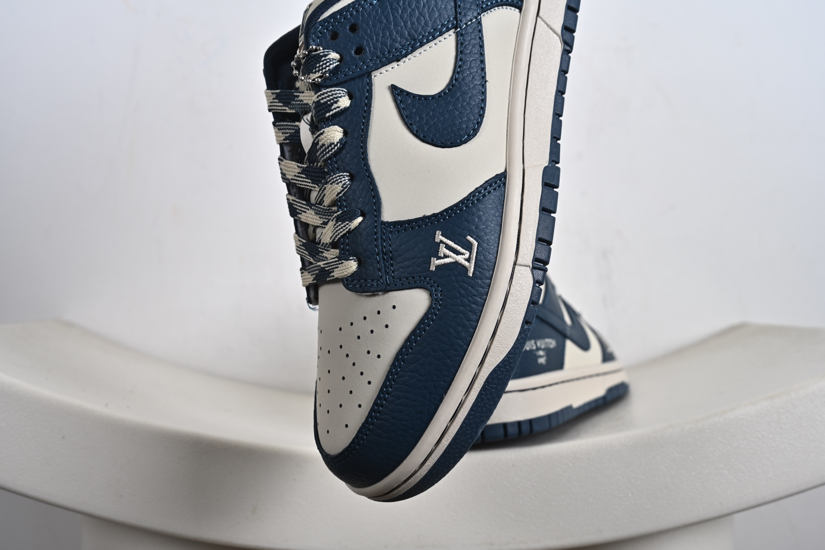 260 定制版 Louis Vuitton x Nk SB Dunk Low Lv联名 Dunk系列复古低帮休闲百搭板鞋 SC0601-477-Chinese UA Cheap High Quatity Brand Clothes Bags handbags Sneakers wholesale wholesaler seller from China Factory suppliers Fashion Clothing Shoes best Quality Beautiful Price 260 定制版 Louis Vuitton x Nk SB Dunk Low Lv联名 Dunk系列复古低帮休闲百搭板鞋 SC0601-477