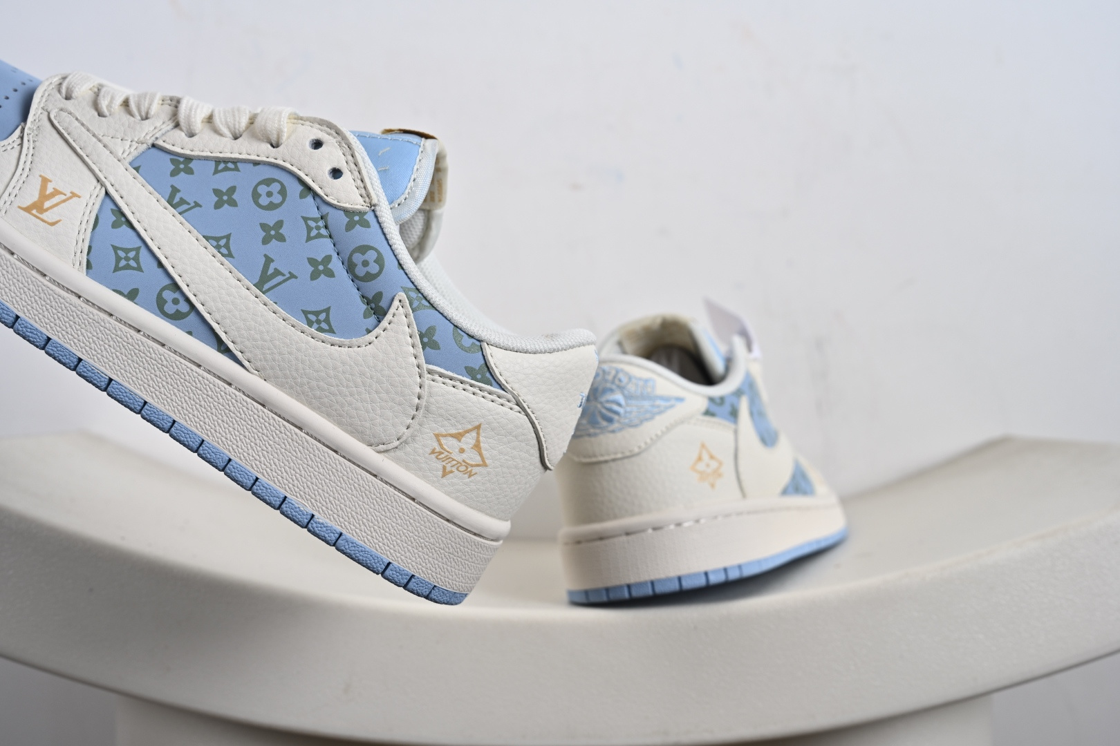 260 定制版 Louis Vuitton x Air Jordan 1 Low × LV 高端定制 乔1倒钩休闲百搭板鞋 ZH2598-163