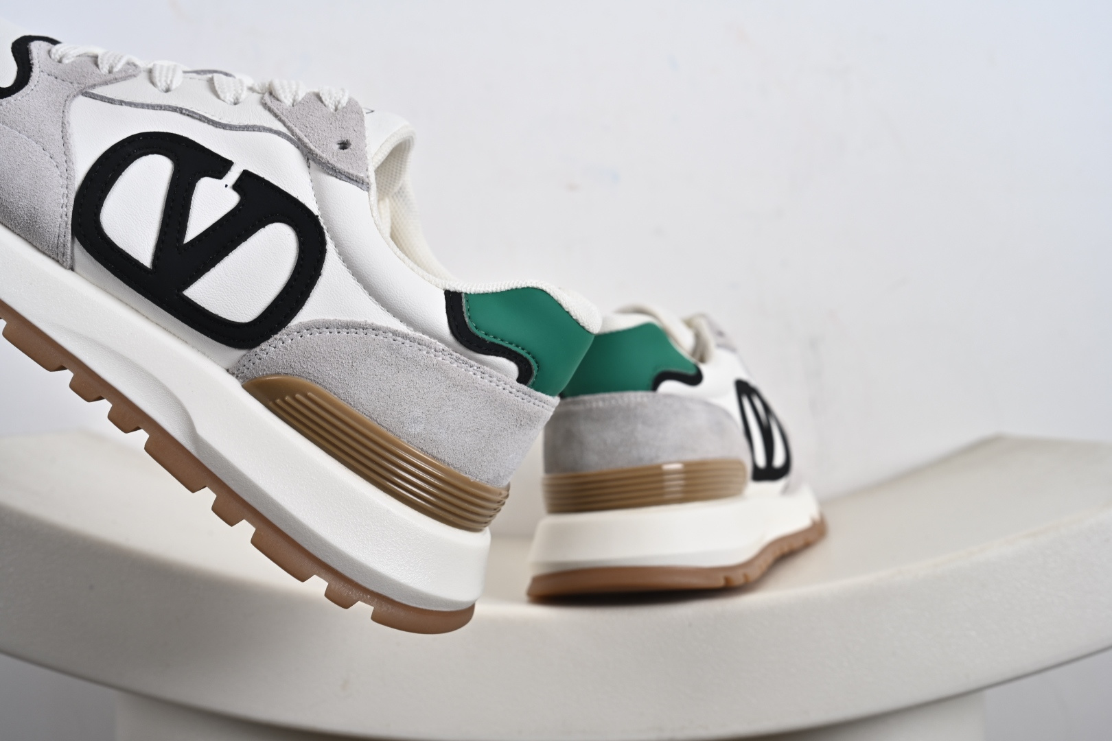 360 Valentino华伦天奴 舒适系带跑鞋低帮生活休闲运动鞋 明星同款 软羊皮低帮运动板鞋